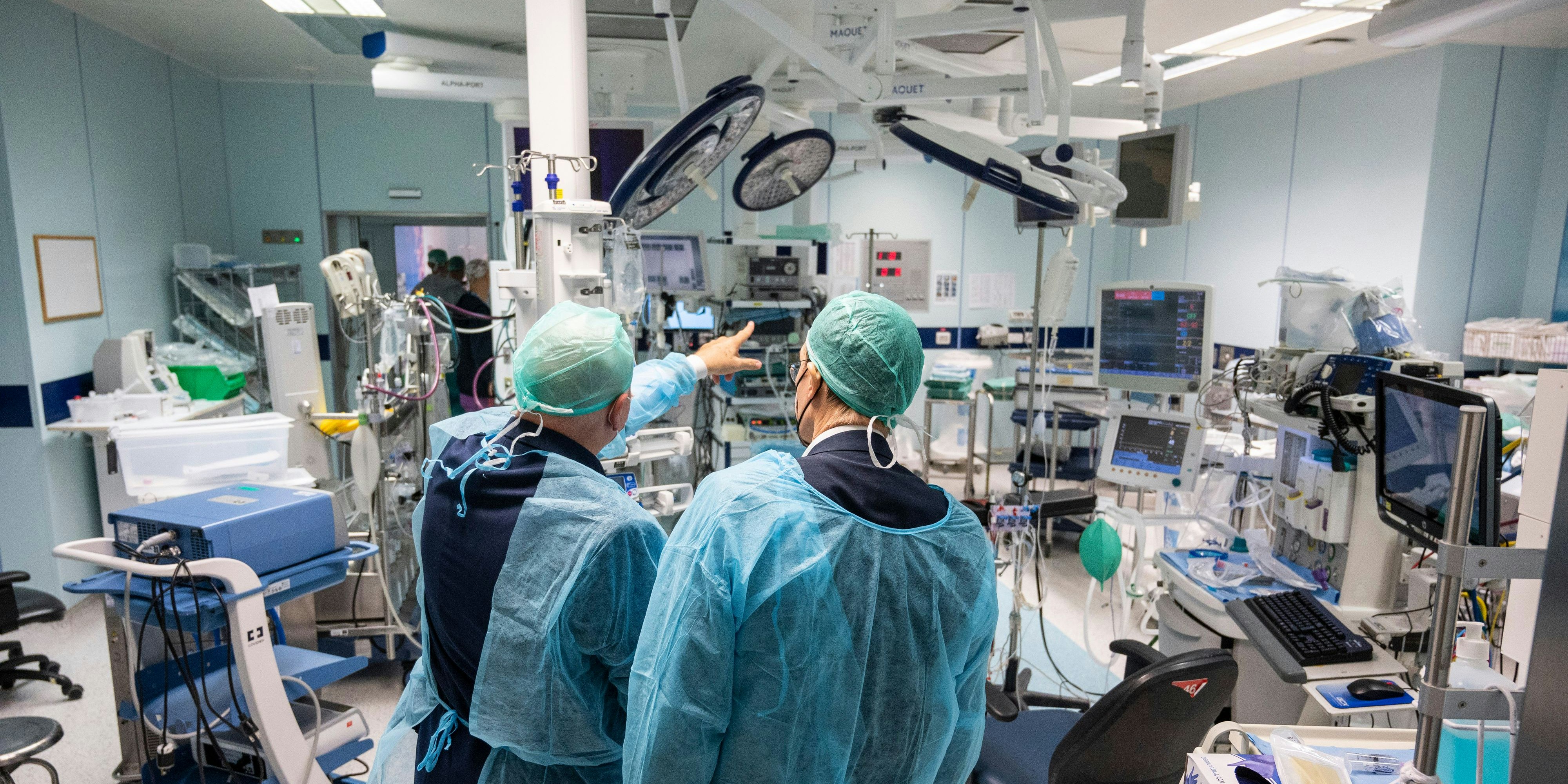Download von www.picturedesk.com am 03.10.2022 (15:27).  11 September 2022, Israel, Jerusalem: Karl Lauterbach (SPD, r), Federal Minister of Health, stands in an operating room with Yoram Weiss, Director General of the Hadassah Medical Organization, wearing protective clothing during a visit to Hadassah Hospital. For the minister, the focus in Israel is on German-Israeli friendship, joint pandemic response and Israel as a role model for the digitalization of healthcare. Photo: Christophe Gateau/dpa - 20220911_PD5816 - Rechteinfo: Rights Managed (RM)