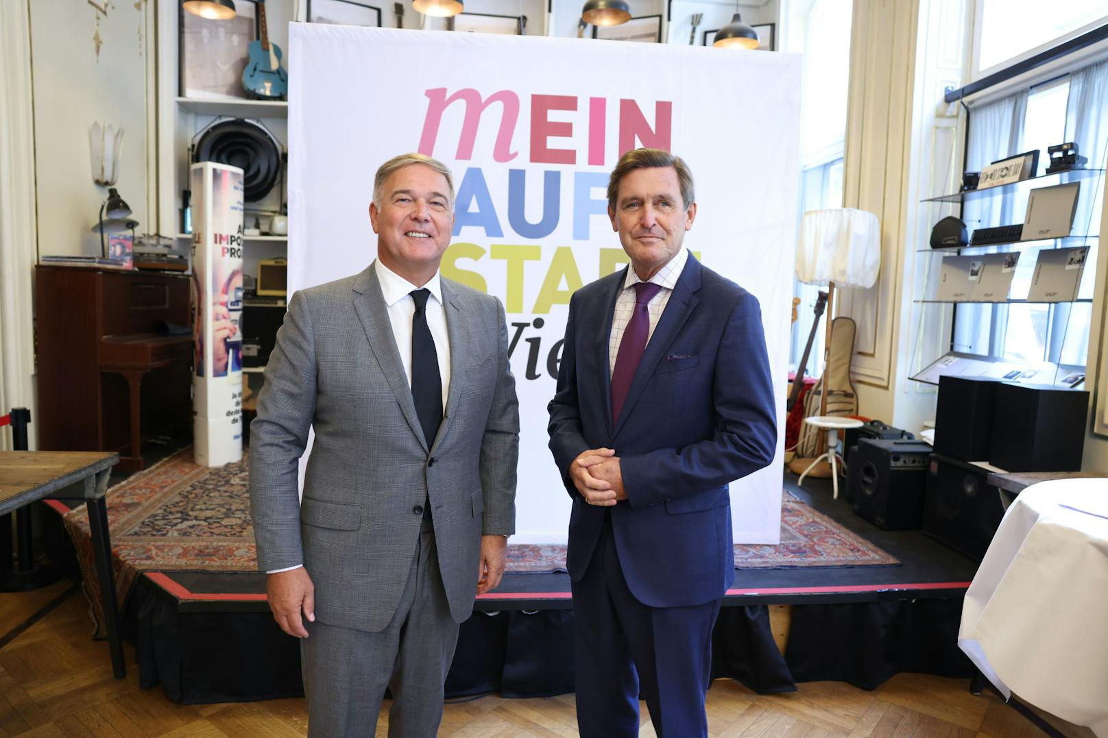 Wirtschaftskammer Wien-Präsident Walter Ruck (li.) und Wirtschaftsstadtrat Peter Hanke (SP) präsentierten die neuen Maßnahmen zur Geschäftsbelebung.