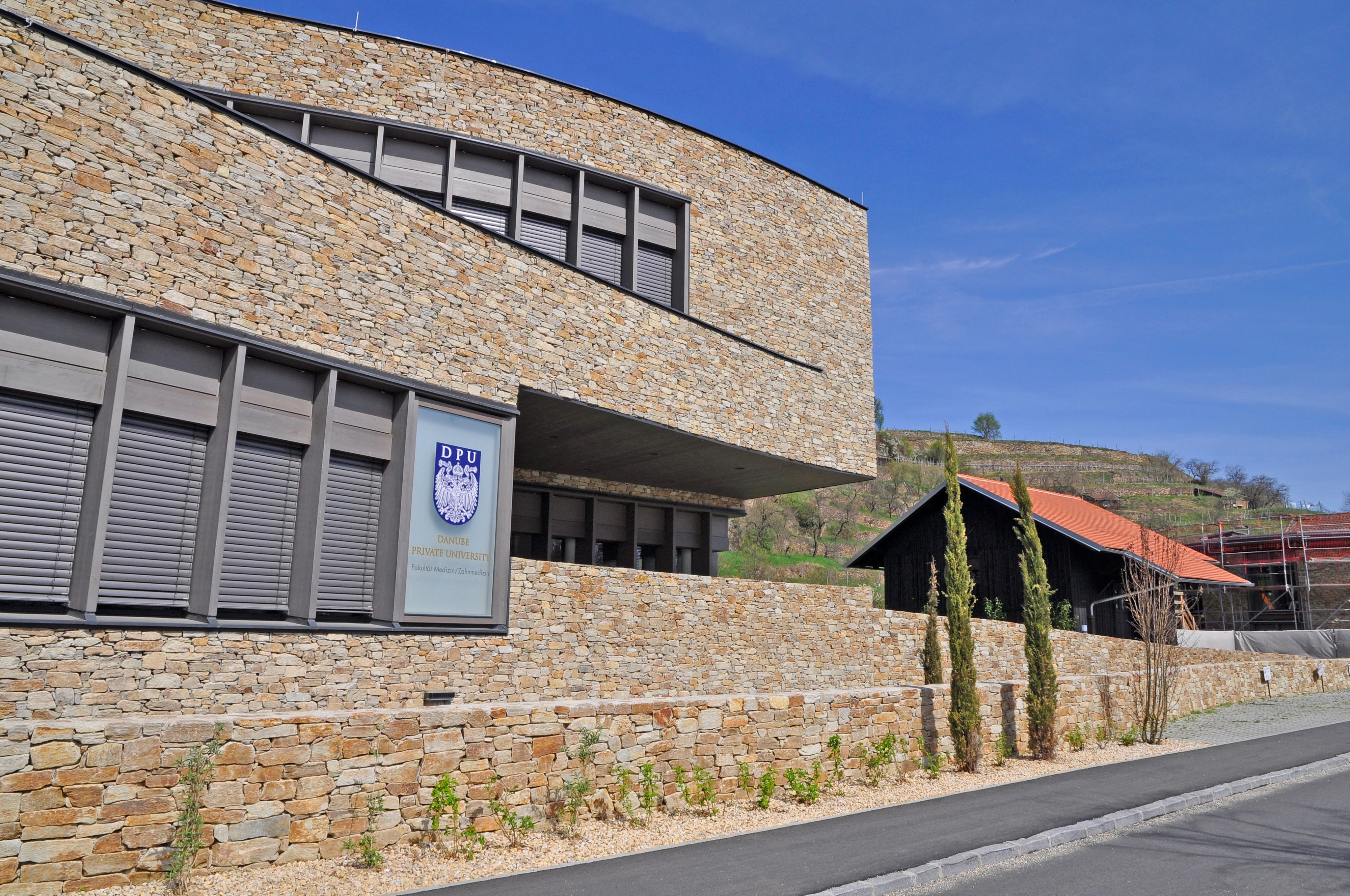 Die Danube Private University (DPU) will den Ärztemangel mit Stipendien stoppen.