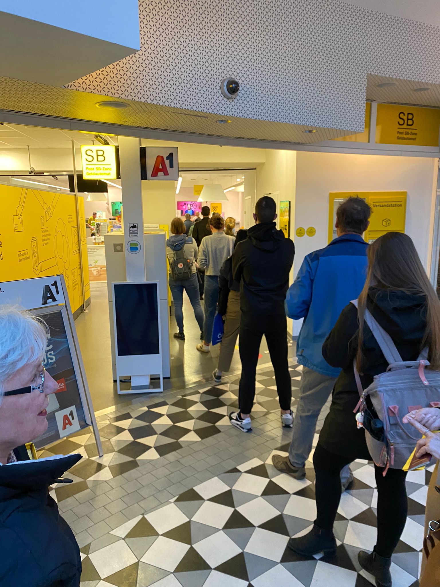 Lange Warteschlangen: So sieht der Weg nun für viele Personen zum Klimabonus aus.