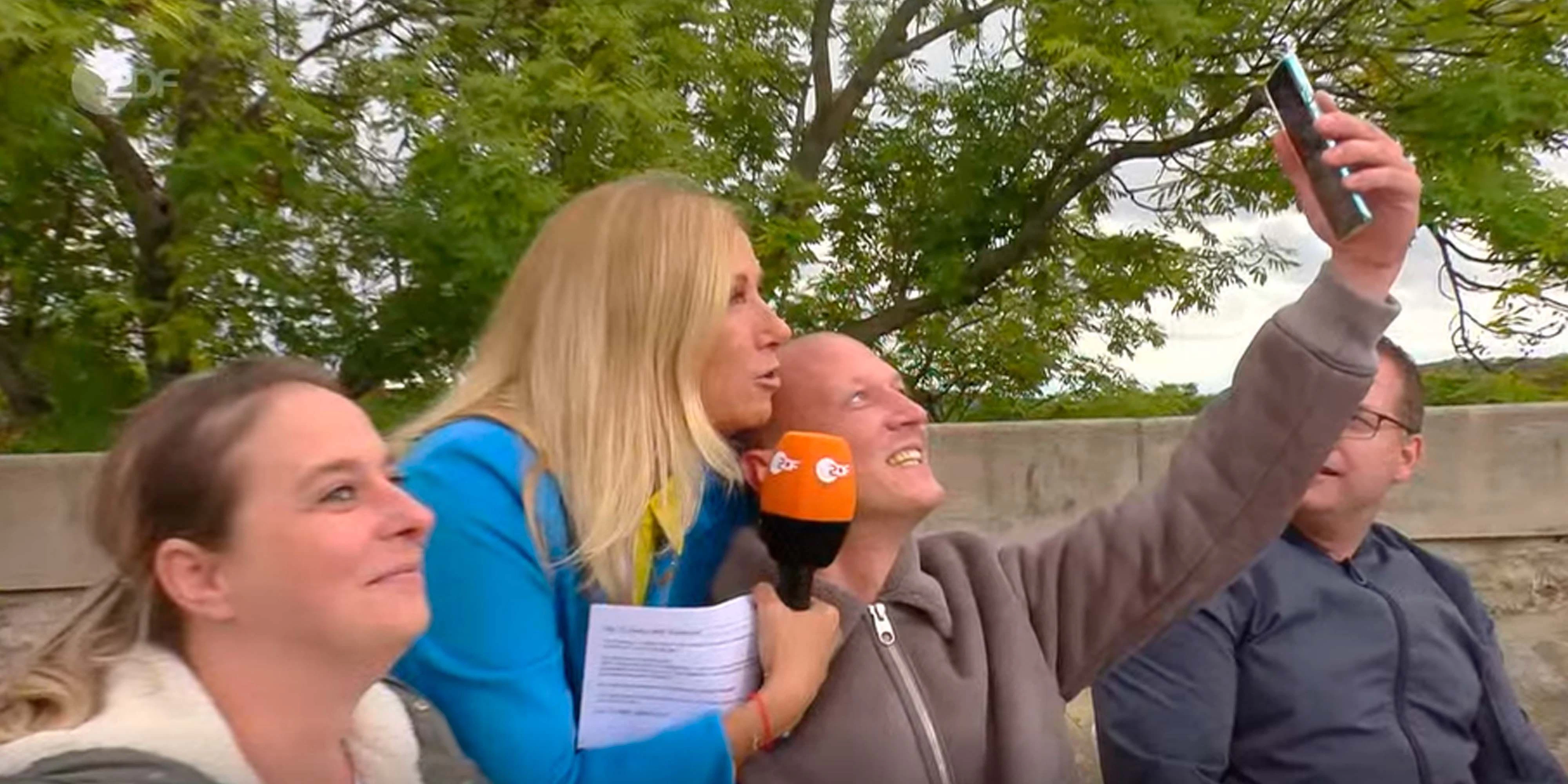 Kiewel telefoniert mit einem Fan.
