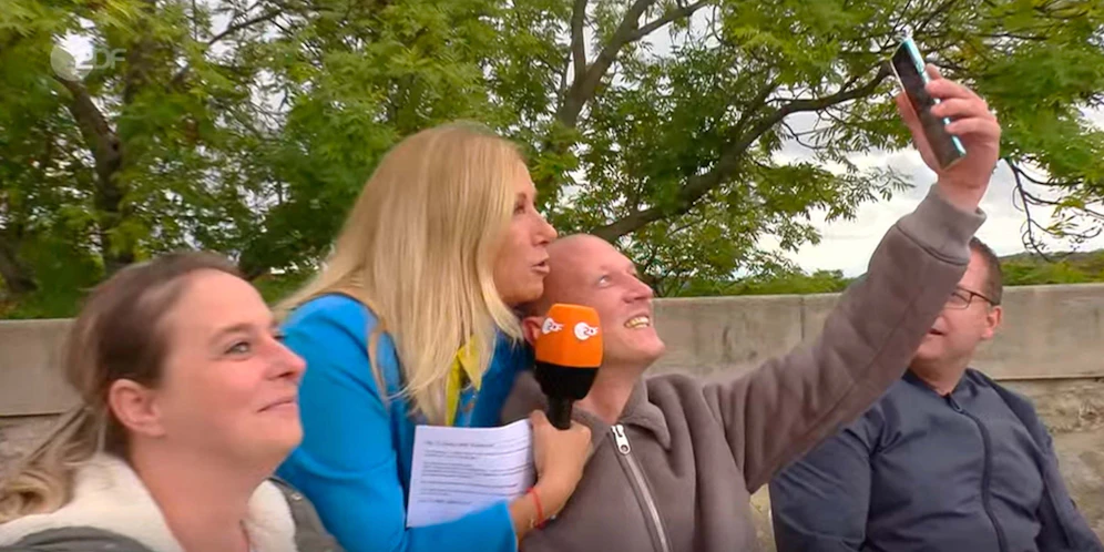 Kiewel telefoniert mit einem Fan.