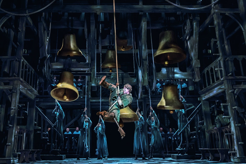 Ob David Jakobs zur Wiener Premiere an den Glockenseilen turnen kann? Die erste Vorstellung vor Publikum musste der Protagonist auslassen.