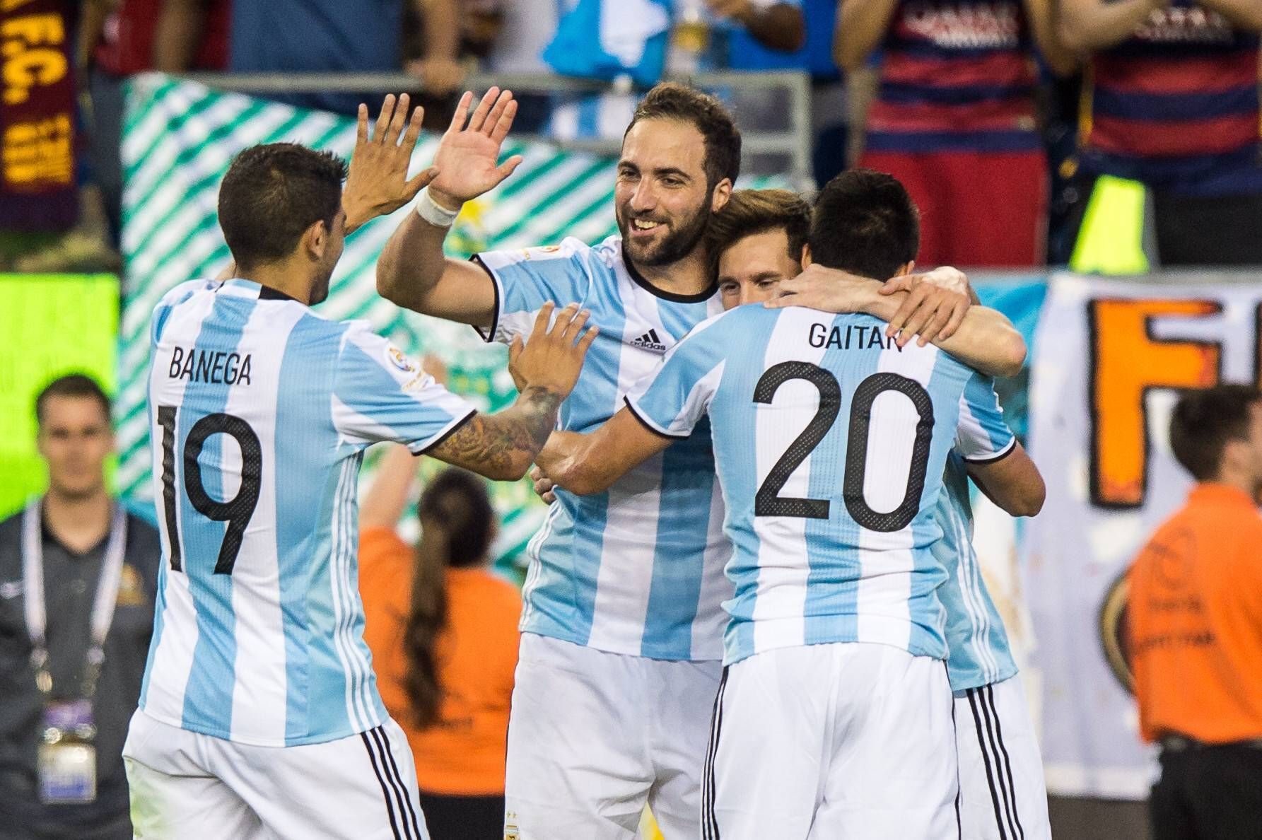 Gonzalo Higuain 2016 mit Messi, Banega und Gaitan.