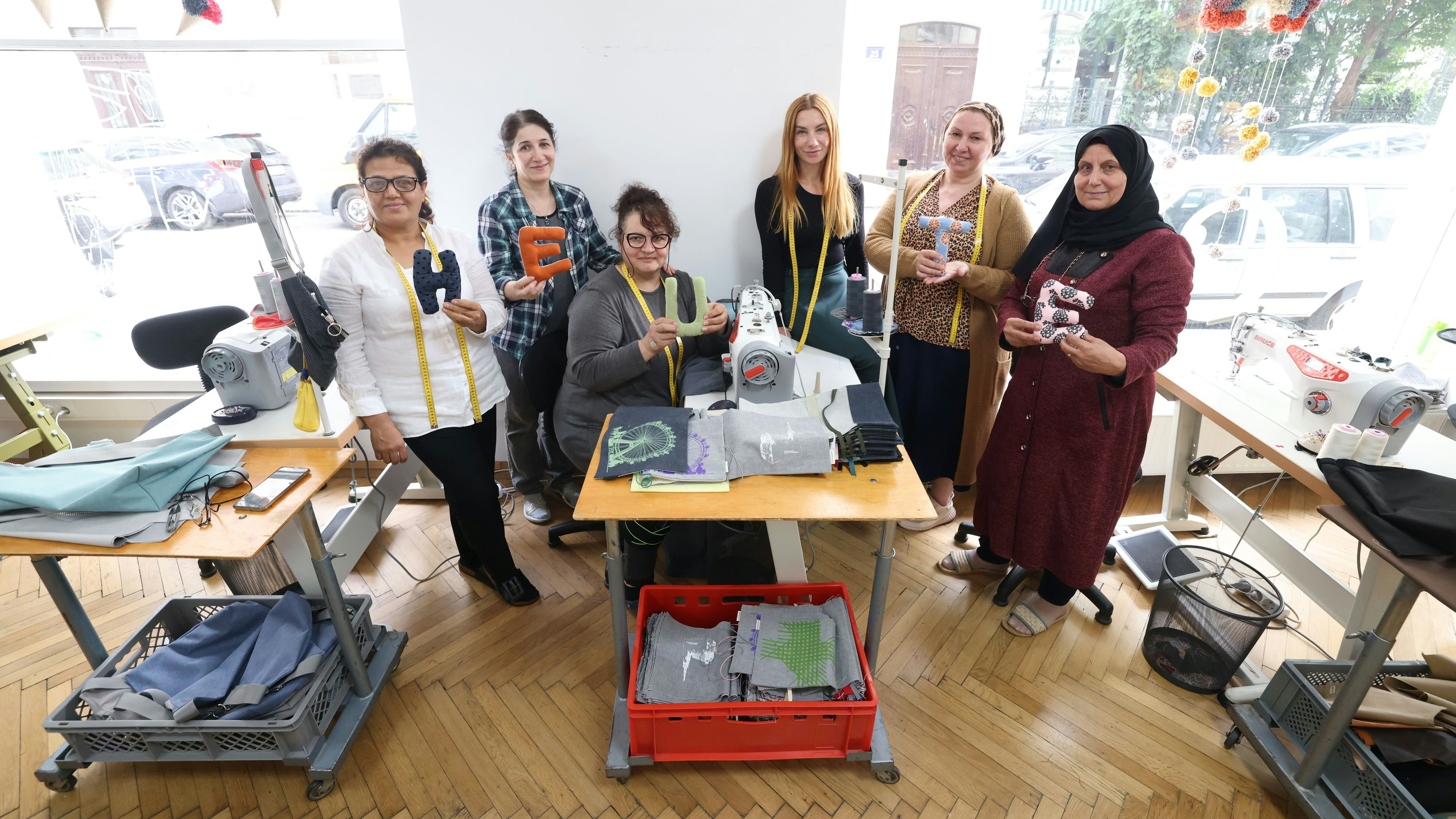 Statt AMS - zufriedenen Schneiderinnen in der Kümmerei