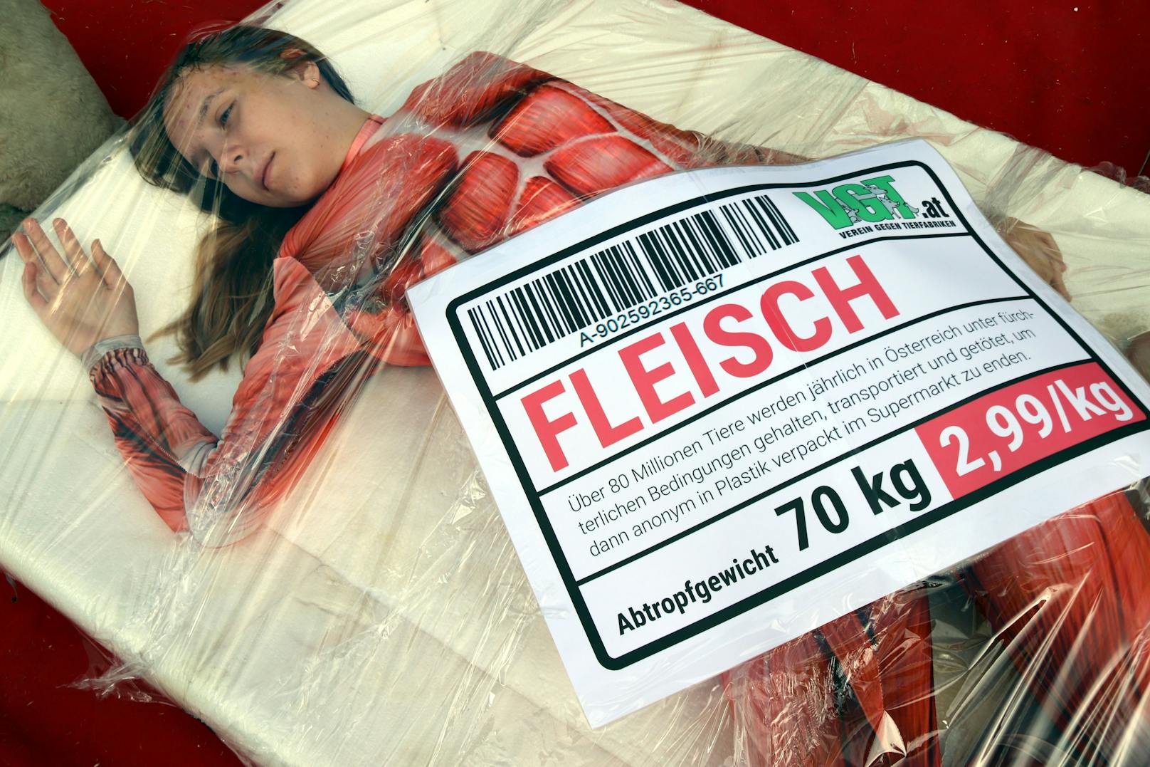 Vier Aktivisten des Vereins gegen Tierfabriken (VGT) sorgten mit einer besonderen Aktion für Aufsehen. Die Tierschützer appellieren, den Fleischkonsum einzuschränken.