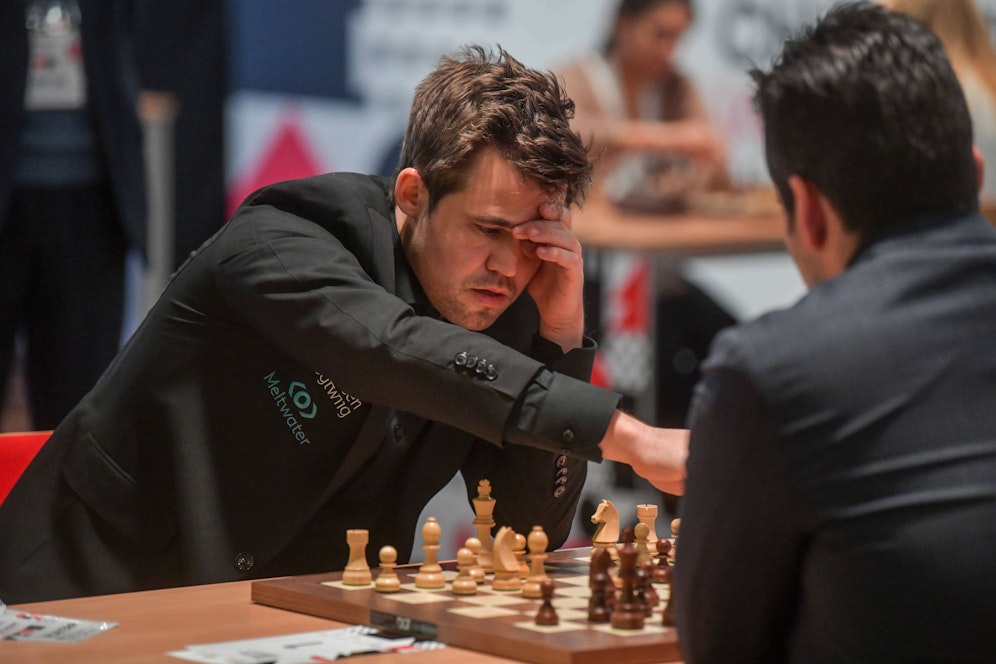 Magnus Carlsen startete mit einem Remis.