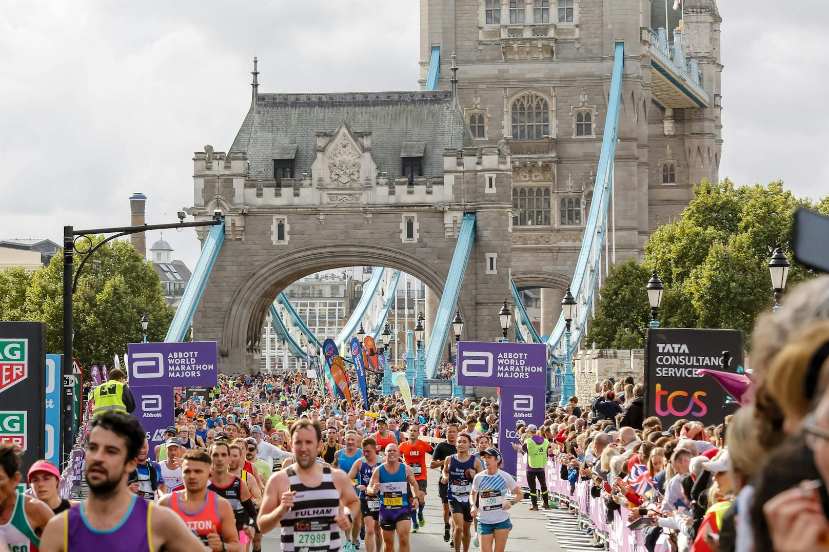 Die Marathon-Teilnehmer überquerten die Tower Bridge in London.