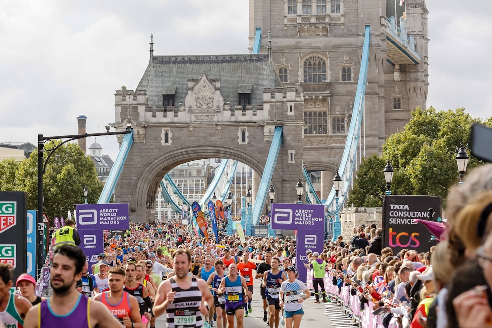 Die Marathon-Teilnehmer überquerten die Tower Bridge in London.