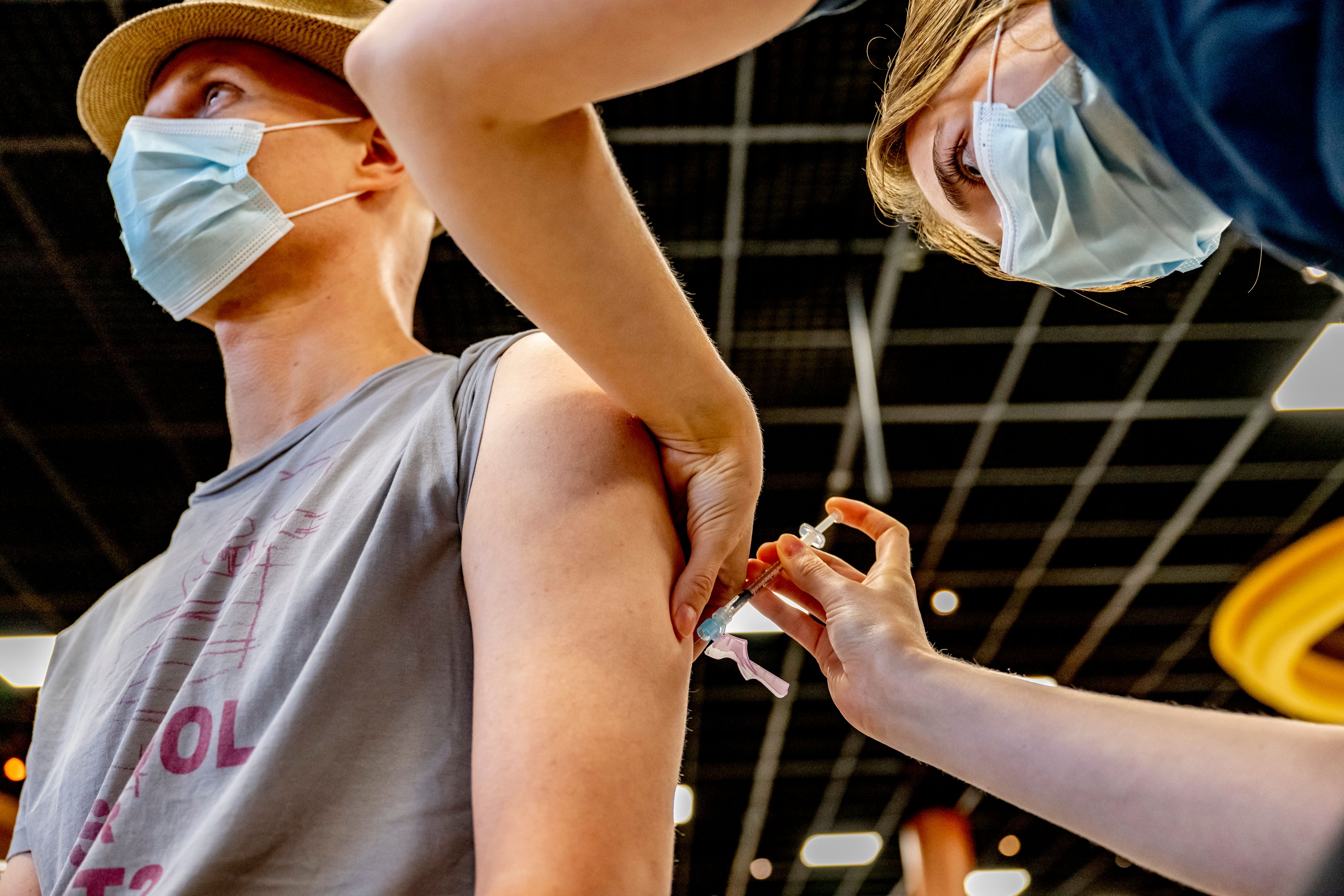 Download von www.picturedesk.com am 03.10.2022 (10:15).  ACT -- UTRECHT - RIVM determines which groups will receive the monkeypox vaccine. A client is vaccinated with the smallpox vaccine in Utrecht by the GGD staff. Vaccination of specific risk groups against the virus has started in a number of regions. Everyone who is eligible for a vaccination will receive a personal invitation from the GGD. 29 AUG 2022 - 20220829_PD11020 - Rechteinfo: Rights Managed (RM)