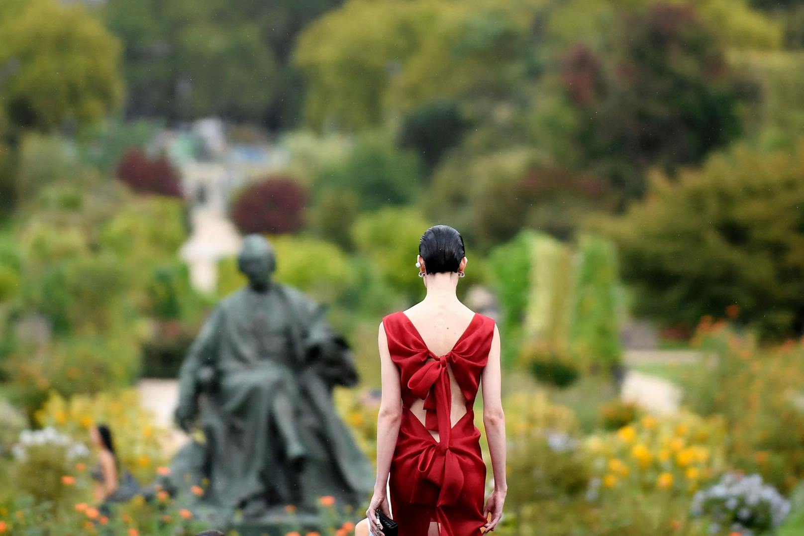 Der krönende Abschluss: Ein rotes Kleid mit einer Rückenansicht, die nur entzücken kann – vor allem jene, die gerne Geschenke auspacken.