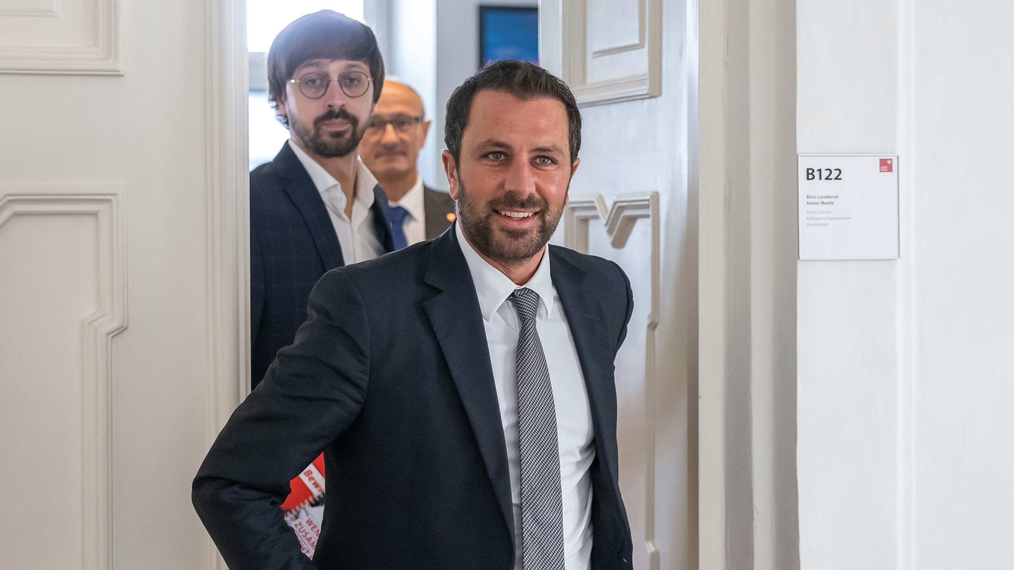 Download von www.picturedesk.com am 03.10.2022 (20:25).  ABD0050_20221003 - INNSBRUCK - ÖSTERREICH: v.l. Lukas Matt (SPÖ), Anton Mattle (ÖVP), Georg Dornauer (SPÖ) am Montach 3. Oktober 2022, beim Sondierungsgespräch zwischen ÖVP und SPÖ nach der Landtagswahl in Innsbruck. - FOTO: APA/EXPA/JOHANN GRODER - 20221003_PD2088 - Rechteinfo: Rights Managed (RM)