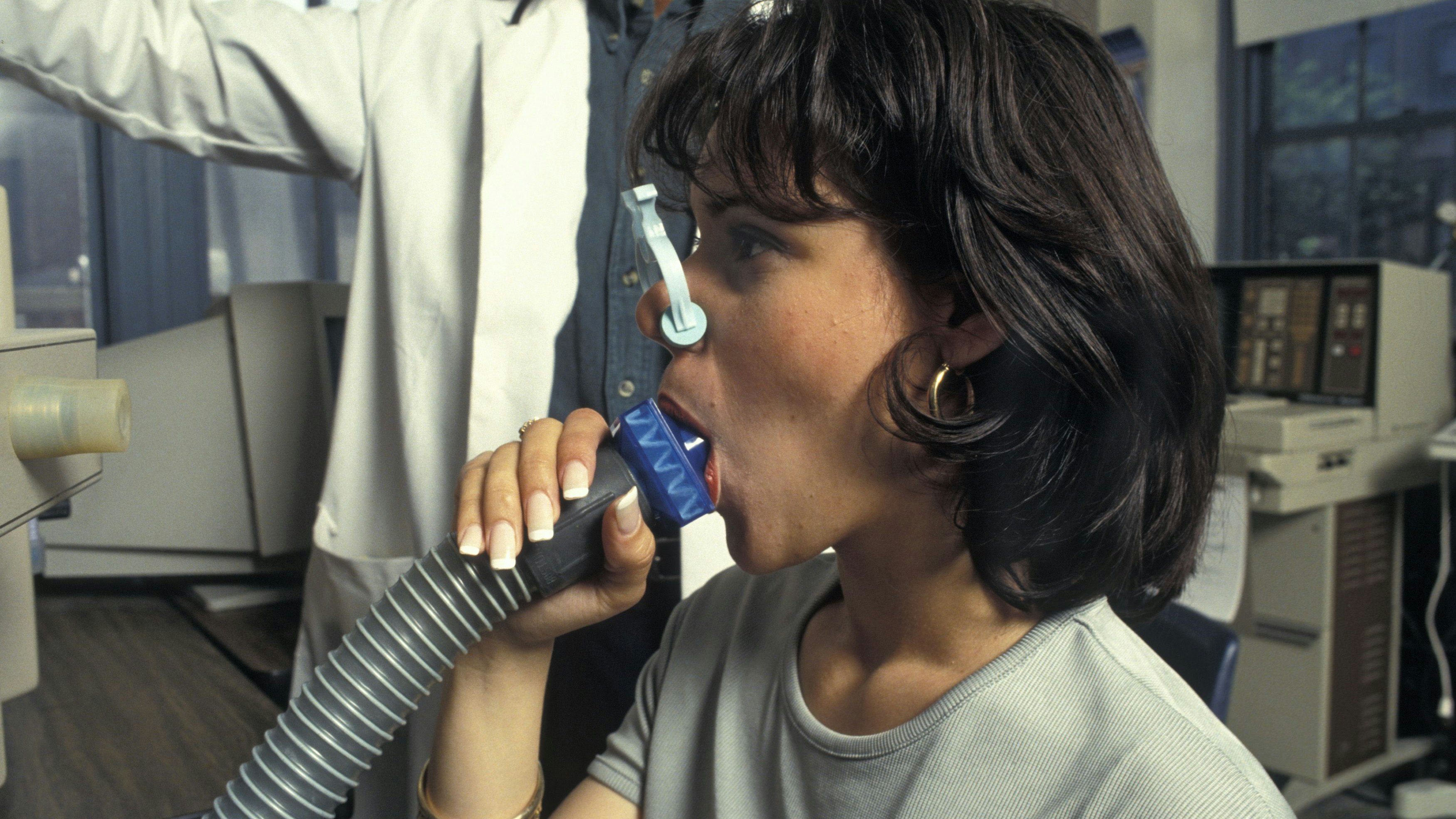 Download von www.picturedesk.com am 03.10.2022 (11:20).  Woman taking a lung test at an NYC hospital. - 19300101_PD43734 - Rechteinfo: Rights Managed (RM) Nur für redaktionelle Nutzung!
