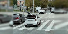 Smart-Fahrer transportiert Metallschienen durch Wien