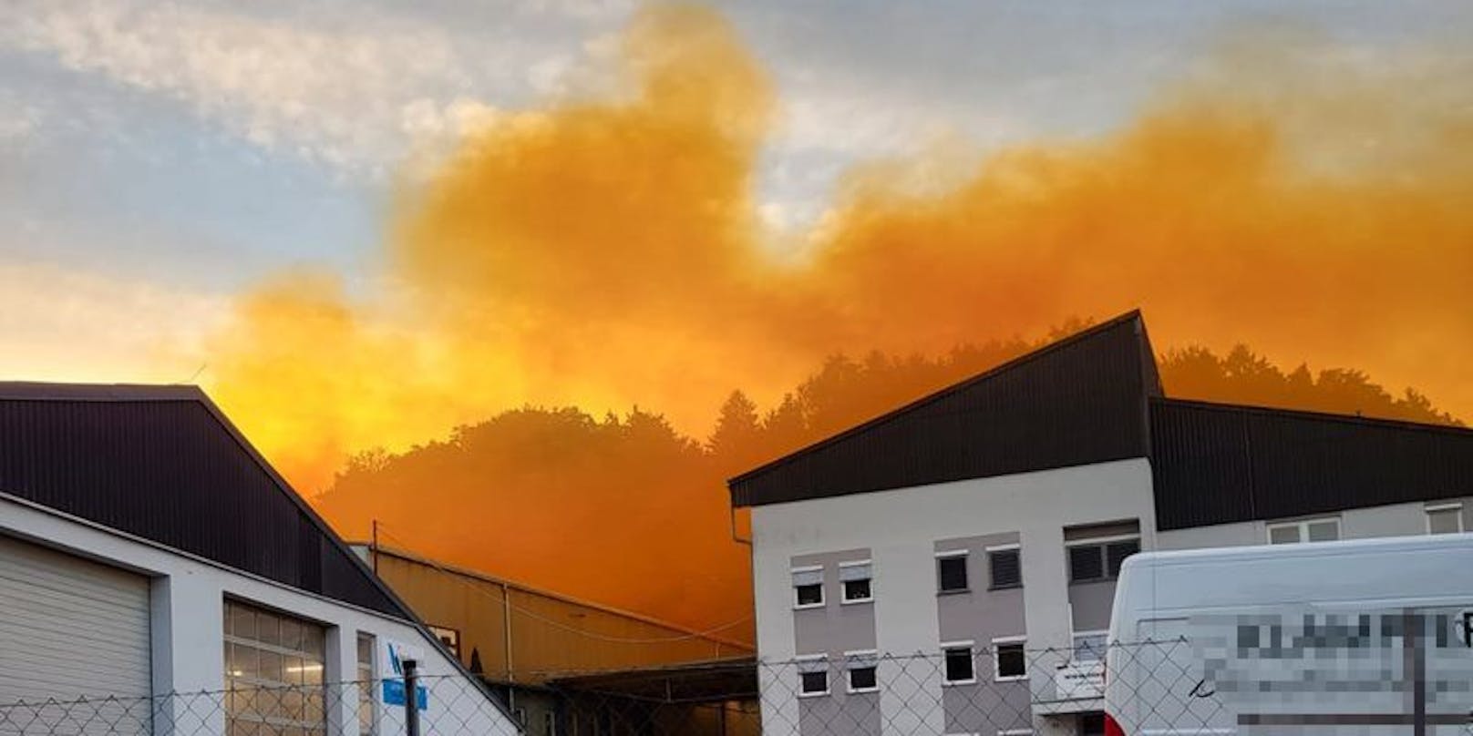 In einem metallverarbeitenden Betrieb in Ragnitz bei St. Georgen an der Stiefing im Bezirk Leibnitz ist am Dienstag giftige Salpetersäure ausgetreten.
