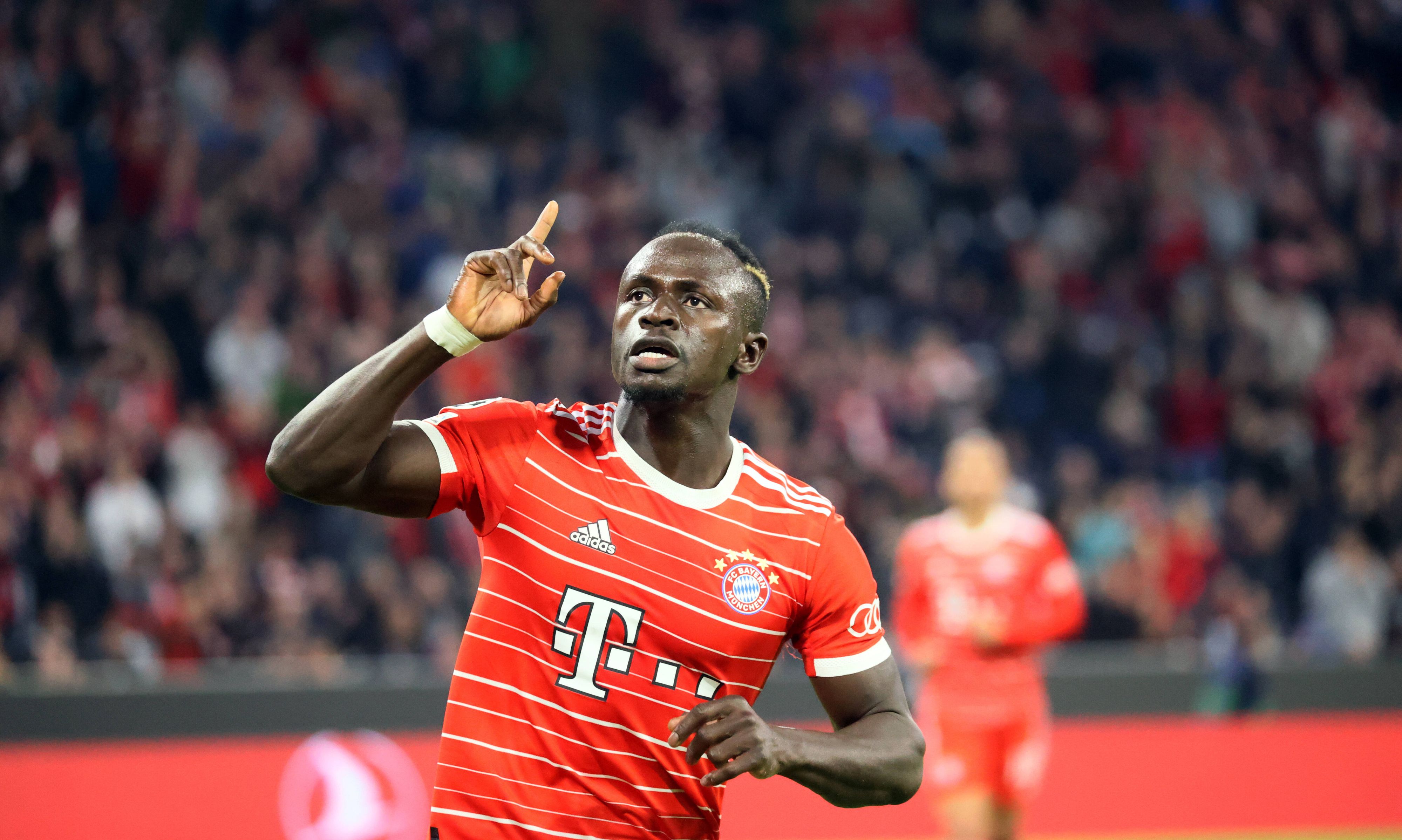 Eine ungewöhnliche Szene: Sadio Mane gab sein Trikot schon in der Halbzeitpause ab. 