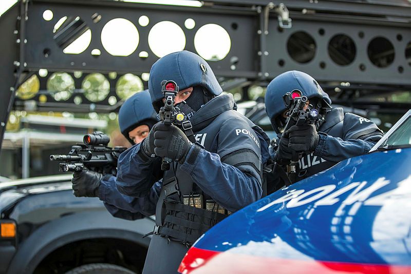 Weil der Mann Waffen hatte und schwer betrunken wurde die Schnelle Interventionsgruppe der Polizei geholt.