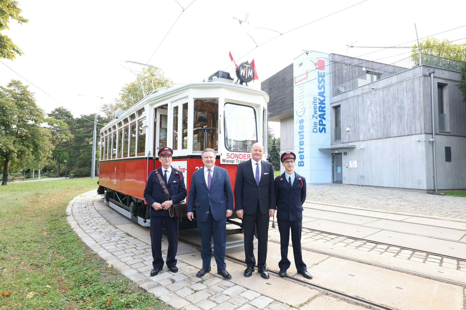 Fahrkartenkontrolleur, Bürgermeister von Wien, deutscher Botschafter, Bim-Fahrer (v.li.)