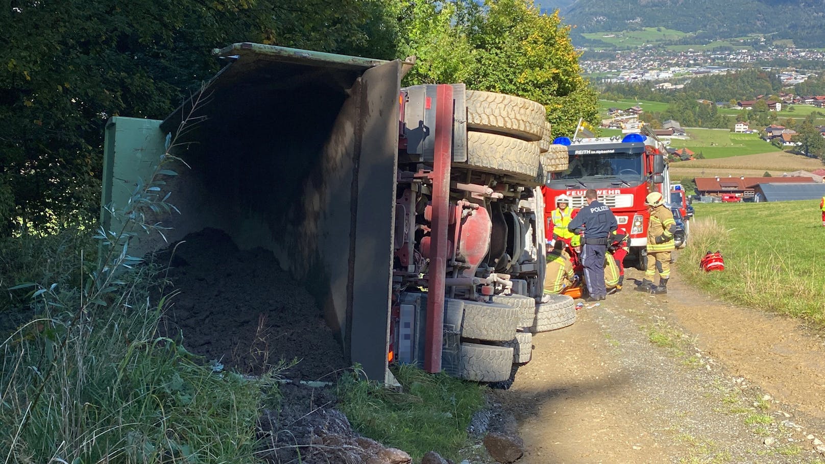 Beim Abladen einer Ladung Schutt bei einem Bauernhof in Reith im Alpbachtal kippte am Montag kurz nach 12 Uhr ein Lkw um.