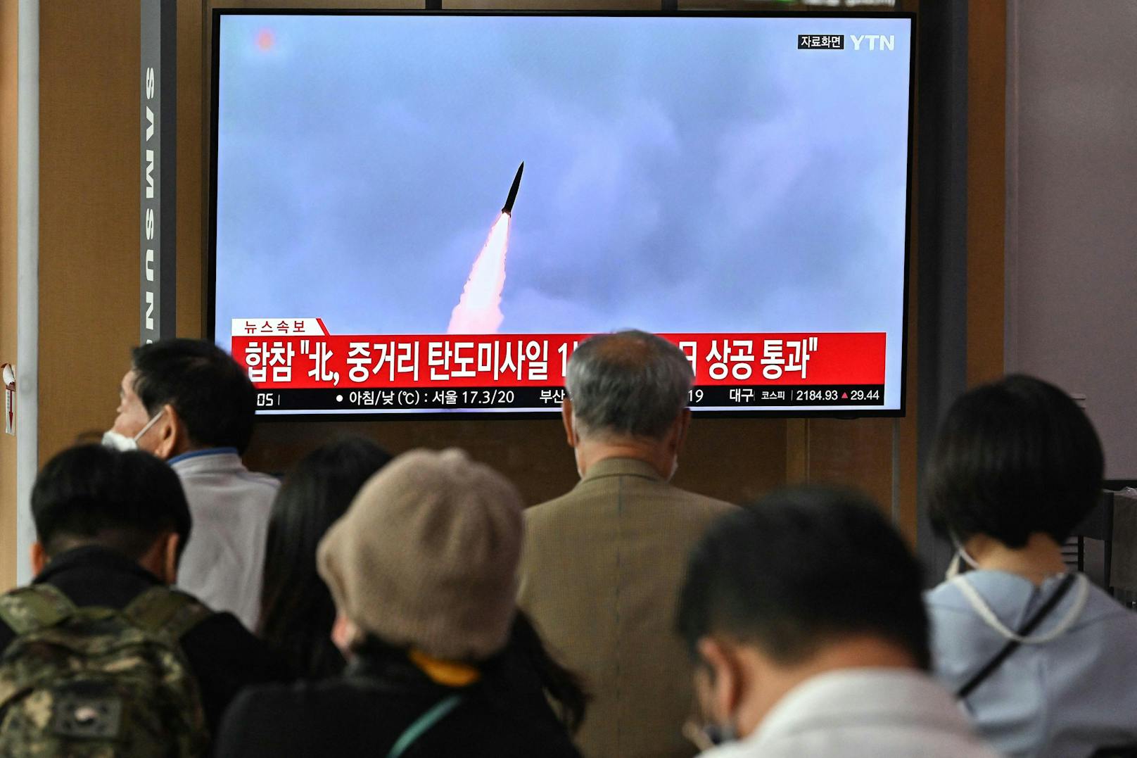 Im südkoreanischen Fernsehen wurden Bilder eines der letzten vier nordkoreanischen Raketen-Tests gezeigt. 