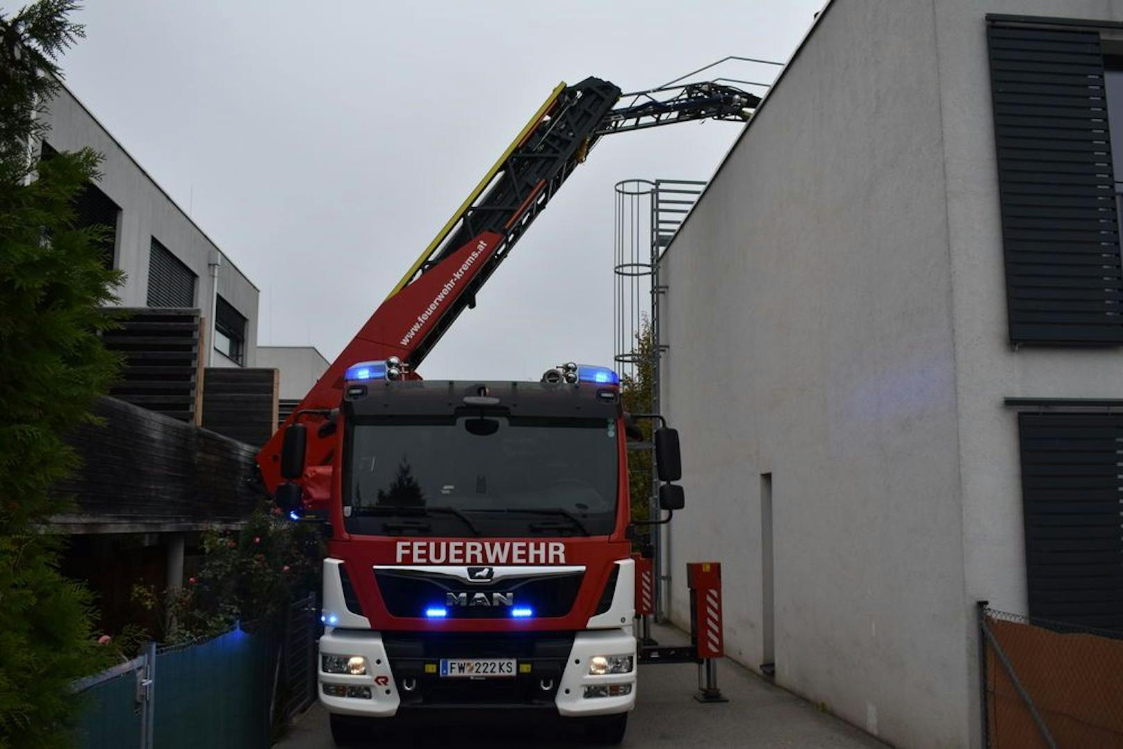 Das Mädchen musste per Drehleiter vom Dach gerettet werden.