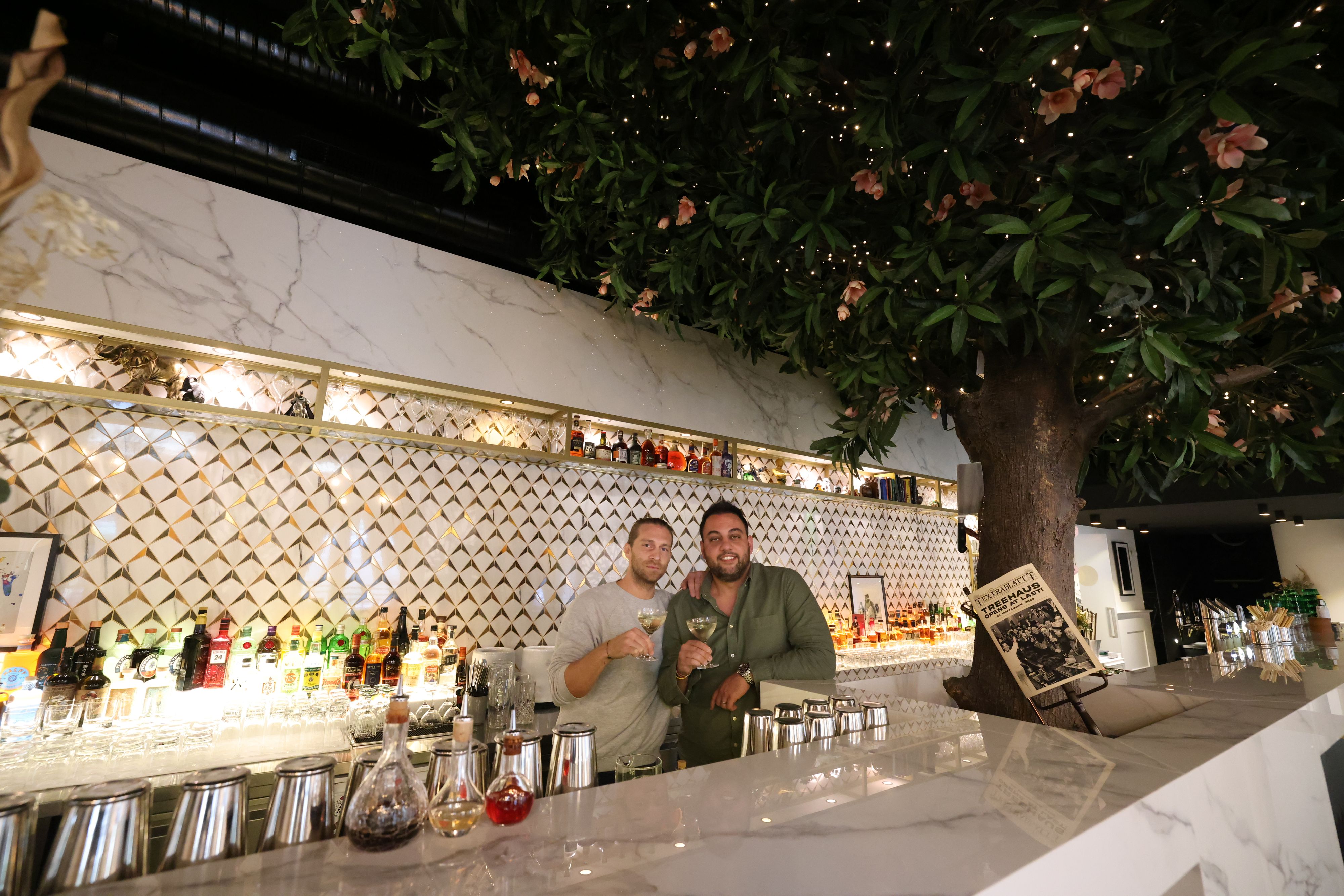 Die zwei Betreiber Daniel Schober und Koc Kenan (v.li.) stoßen auf das neue Lokal 