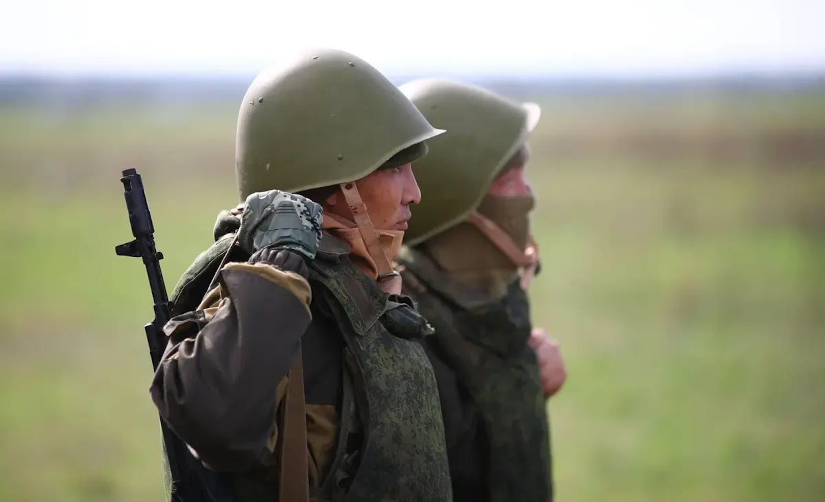 Russischen Soldaten an der Kriegsfront ist es gelungen, trotz Verbot mit Angehörigen zu telefonieren.