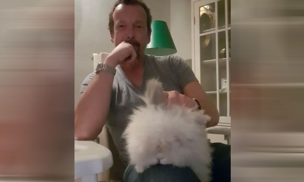 Robert Kratky und sein Hase Puschel.