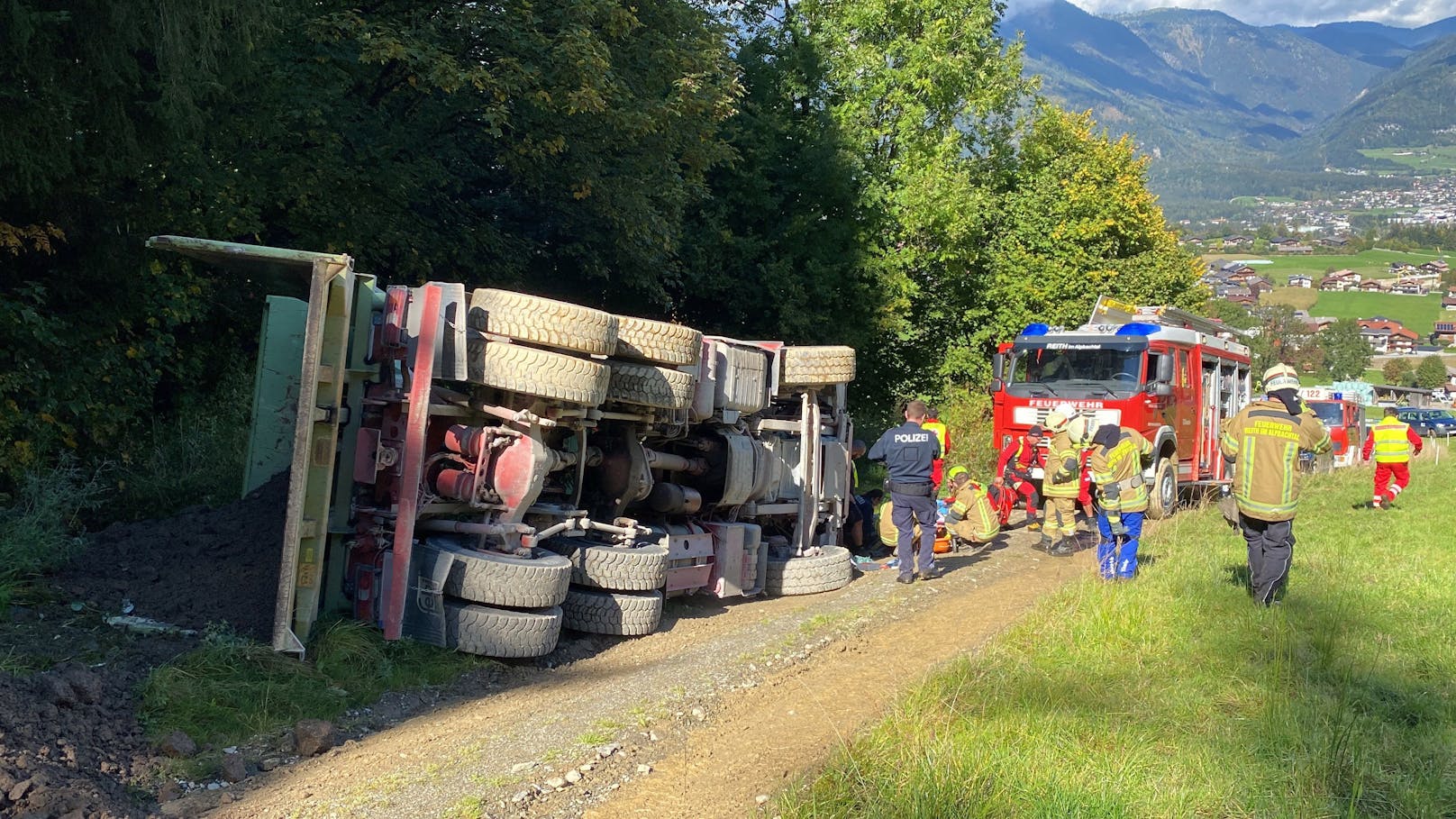Beim Abladen einer Ladung Schutt bei einem Bauernhof in Reith im Alpbachtal kippte am Montag kurz nach 12 Uhr ein Lkw um.