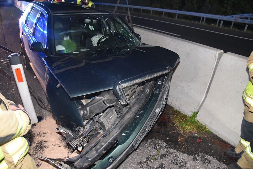 Der Lenker prallte gegen die Betonleitwand.