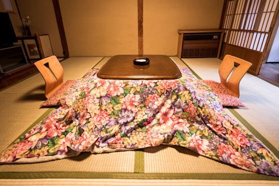 Kotatsu heißt in Japan die recht eigenartig aussehende Tischheizung, die allerdings überaus effektiv ist.