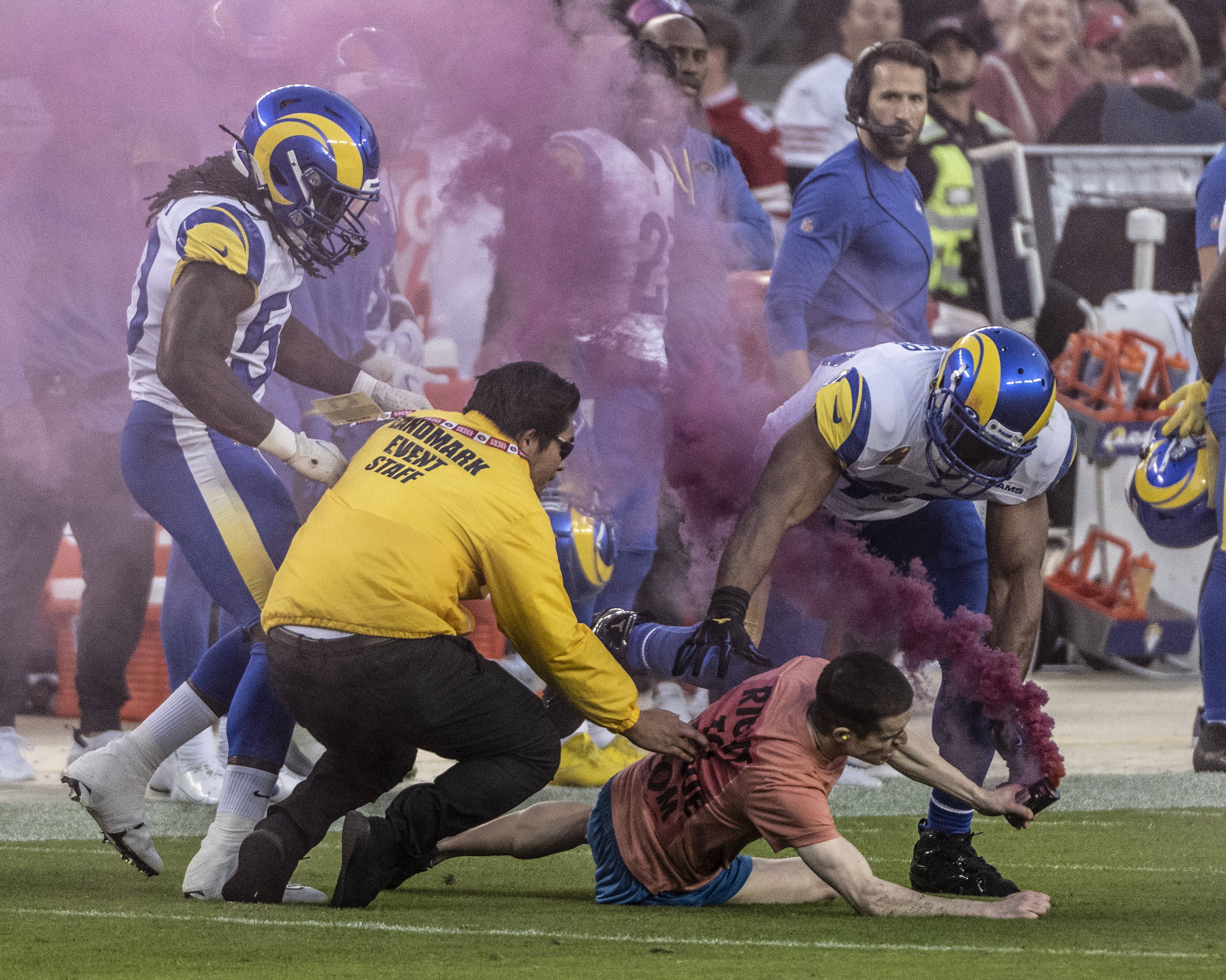 Die beiden Rams-Stars Bobby Wagner und Takk McKinley stoppen den Flitzer. 