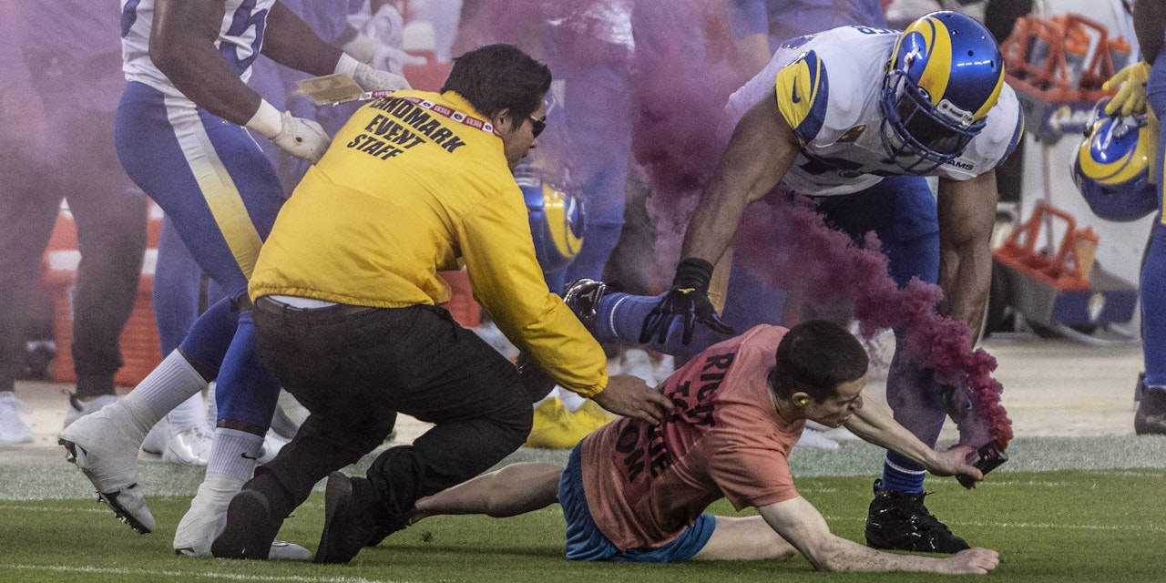 Sportmix – Bei NFL-Klassiker: Starspieler tacklen Pyro-Flitzer | Heute.at