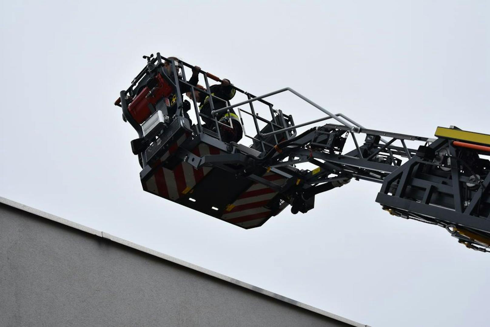 Das Mädchen musste per Drehleiter vom Dach gerettet werden.