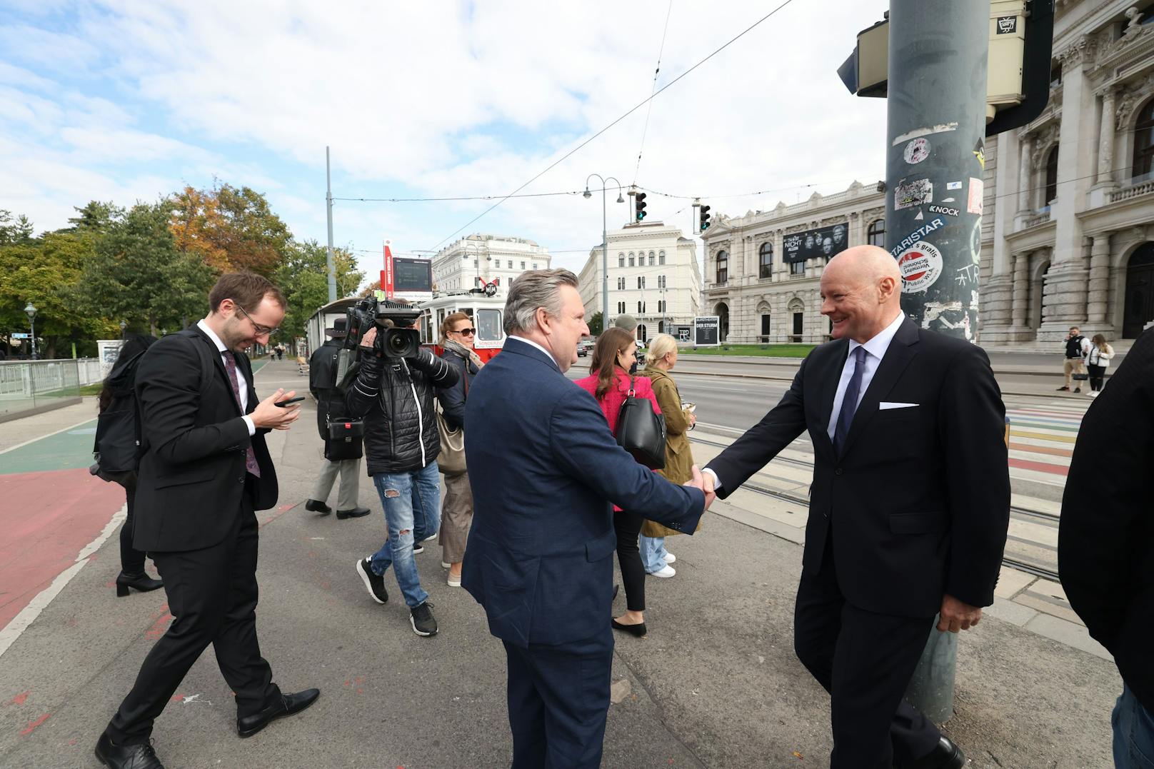 Hier begrüßte ihn der deutsche Botschafter Michael Klor-Berchtold