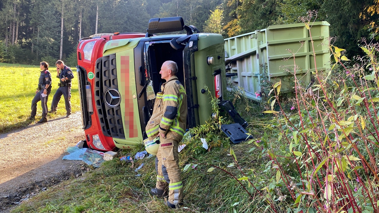 Heute.at - Lkw lädt Schutt ab und kippt um – Fahrer eingeklemmt