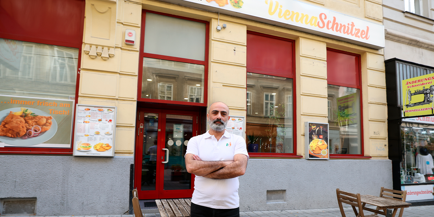 Wirt Irfan Ilhan vor seinem Lokal "Vienna Schnitzel"