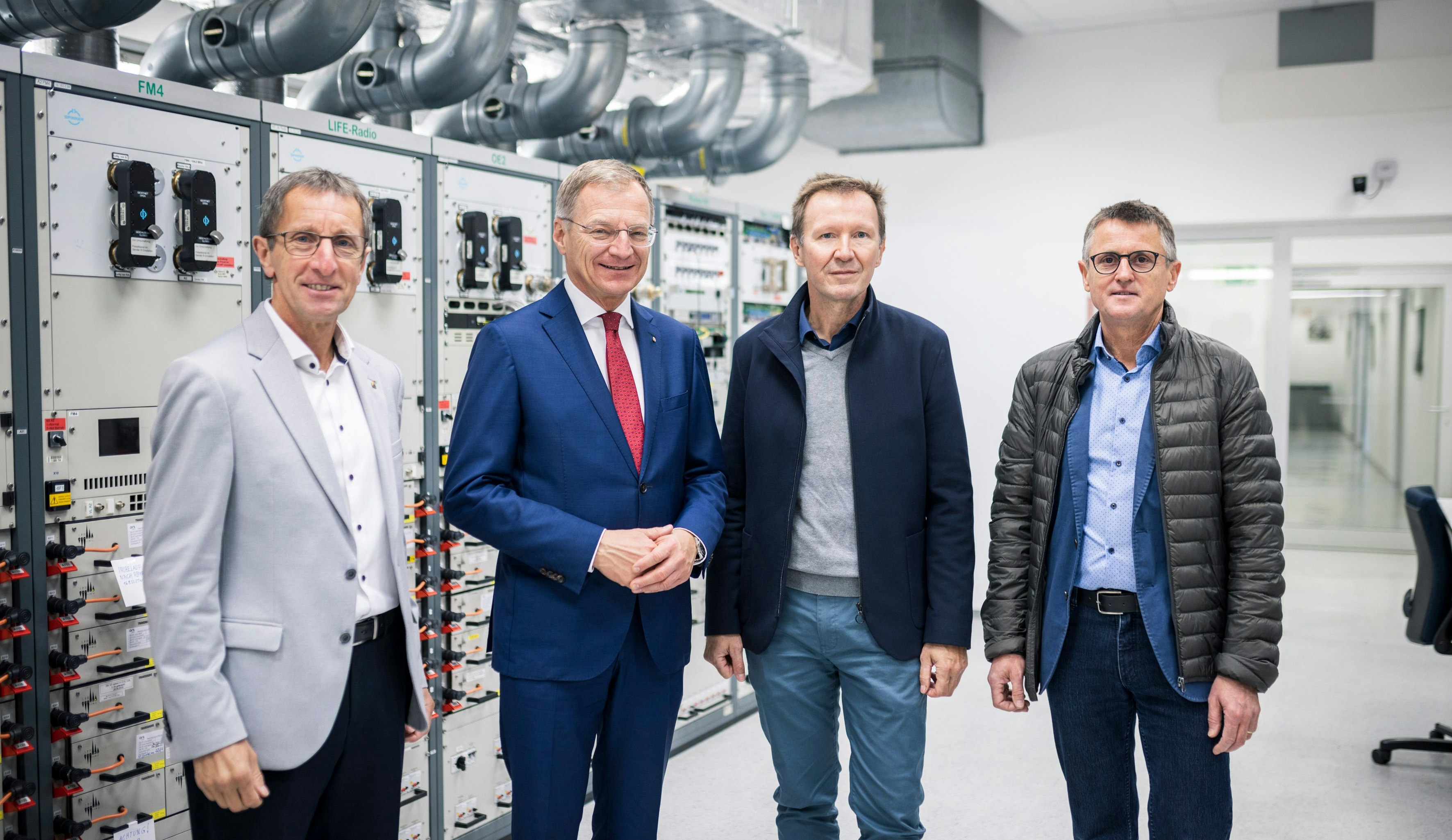 Beim Besuch auf dem Sender Lichtenberg anwesend (v. l. n. r.): OÖ Zivilschutz-GF J. Lindner, LH T. Stelzer, ORS-GF Norbert Grill und ORS OÖ-Leiter Sendetechnik Franz Steininger.