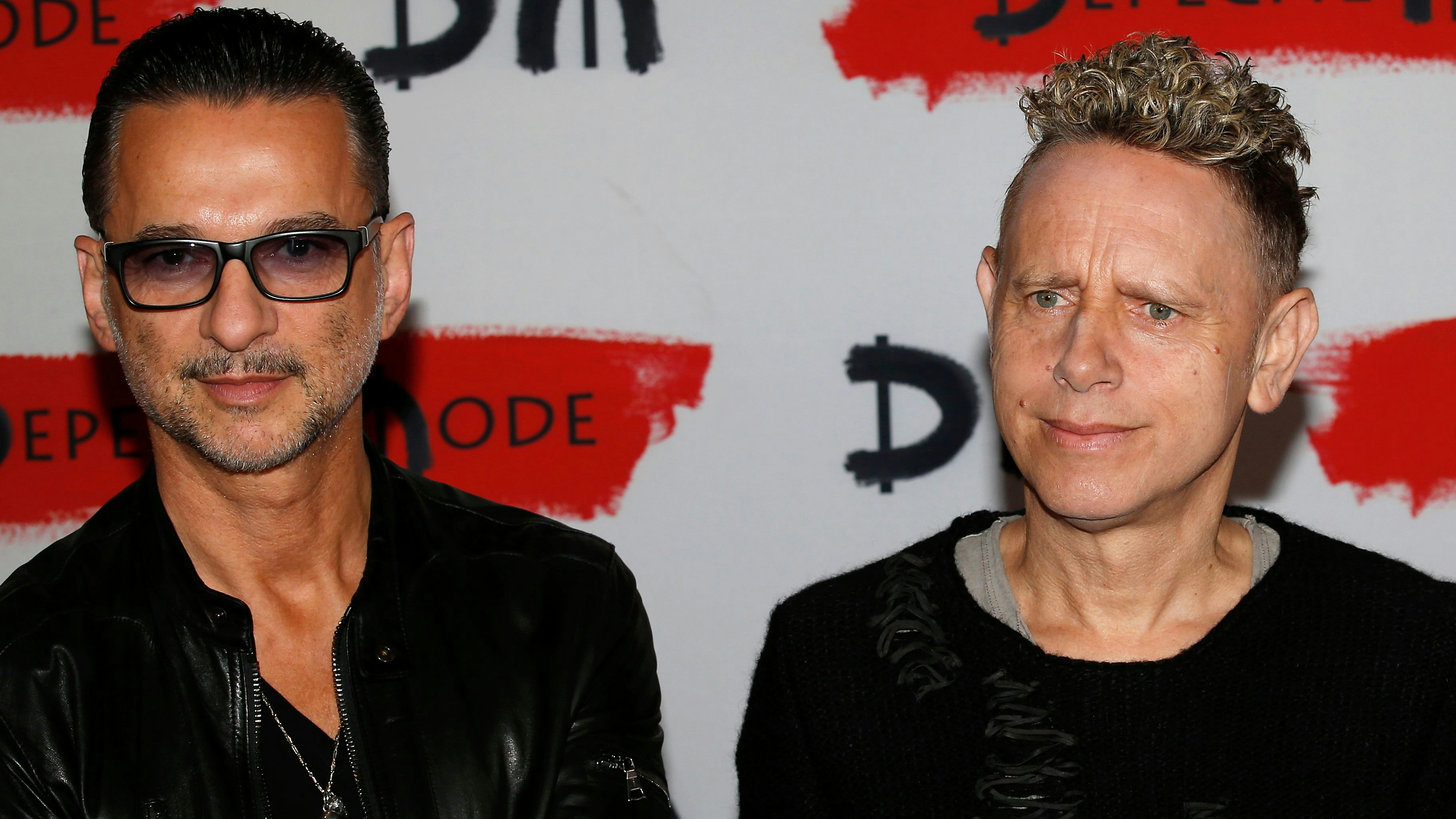 Download von www.picturedesk.com am 04.10.2022 (11:05).  Dave Gahan, left, and Martin Gore, of the British band Depeche Mode, pose for photographers during a photocall prior to the start of a press conference to promote their upcoming tour and new album in Milan, Italy, Tuesday, Oct. 11, 2016. (AP Photo/Antonio Calanni) - 20161011_PD2143 - Rechteinfo: Rights Managed (RM)