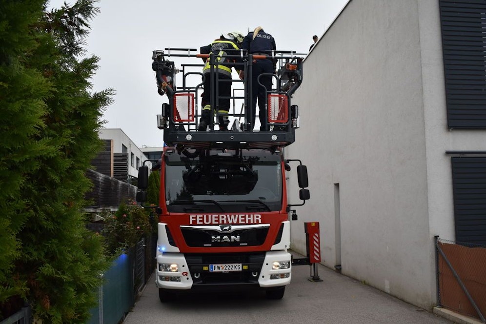 Das Mädchen musste per Drehleiter vom Dach gerettet werden.