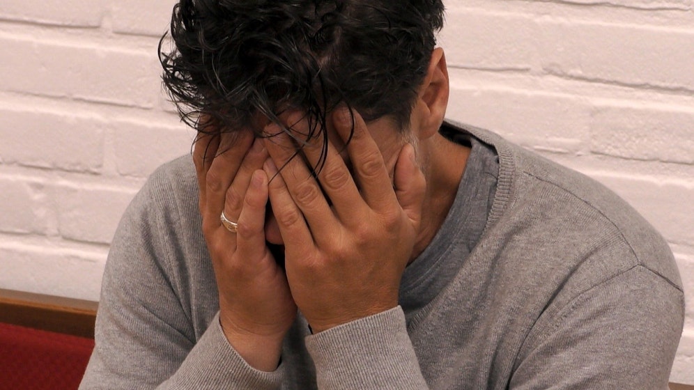 Stephen weint bei einer Challenge.