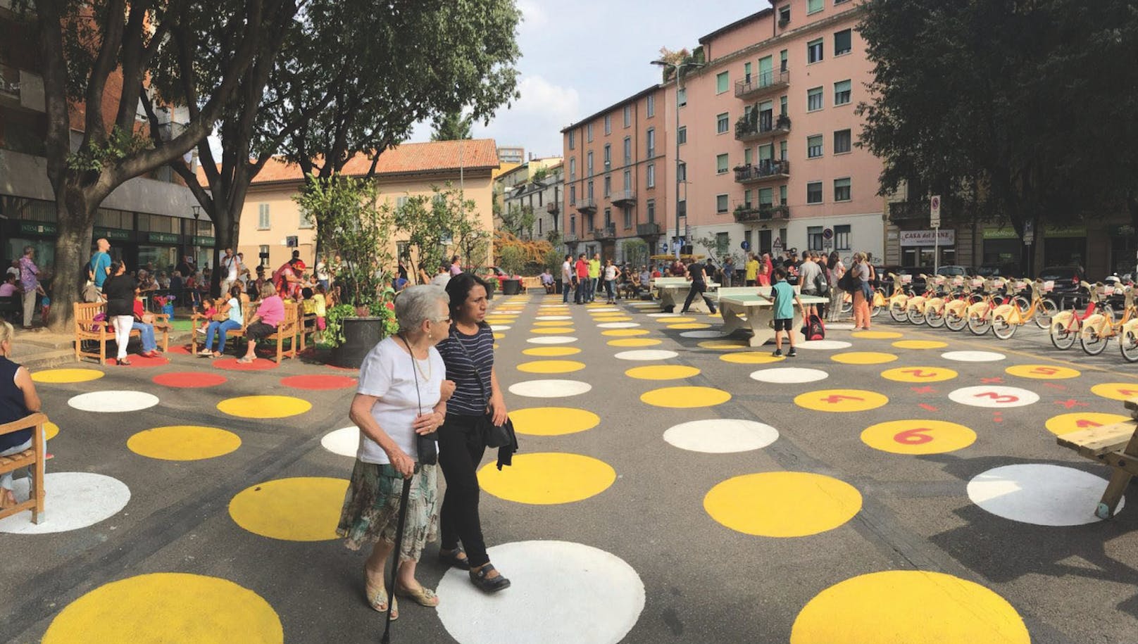 Vorbild für Wiener Ring? Menschen und Entspannung statt Verkehrskollaps in "beruhigter Zone" in Mailand