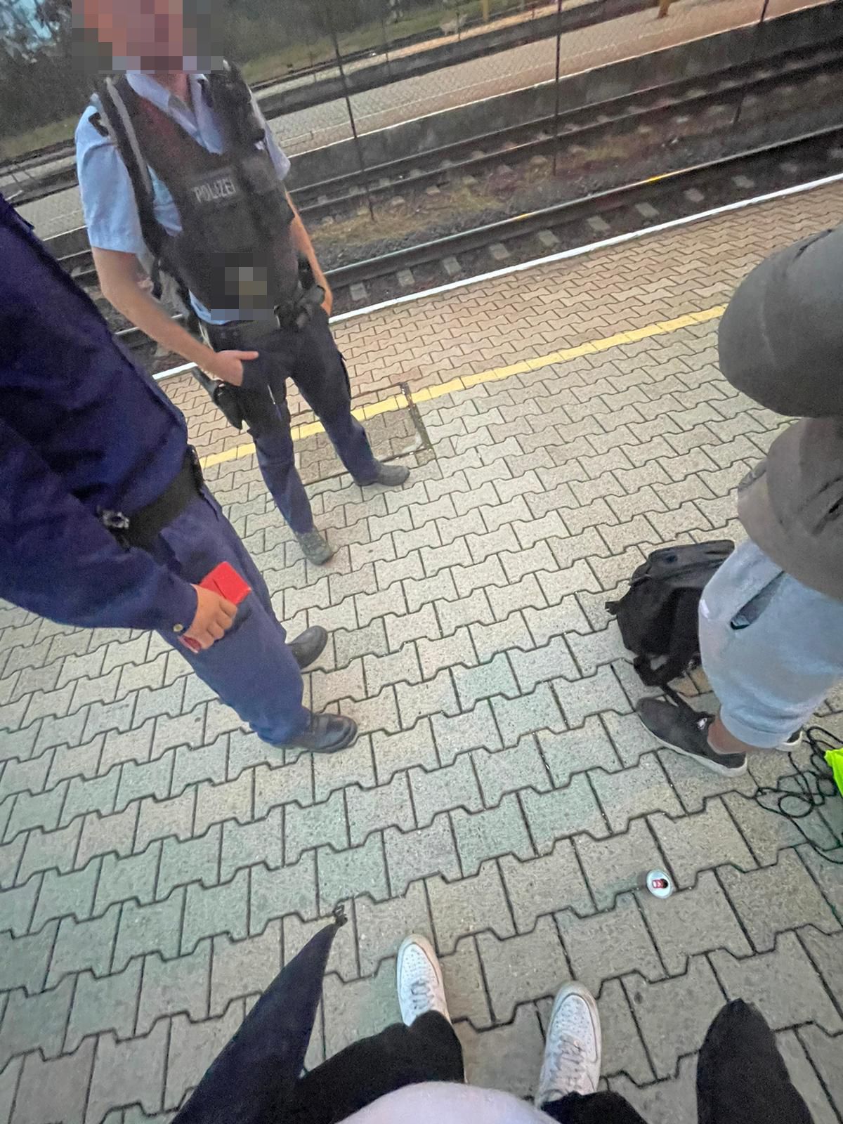 Minutenlang wurden die beiden Wiener (15 &amp; 26) aufgehalten. Der ungarische Beamte soll sogar zur Waffe gegriffen haben.