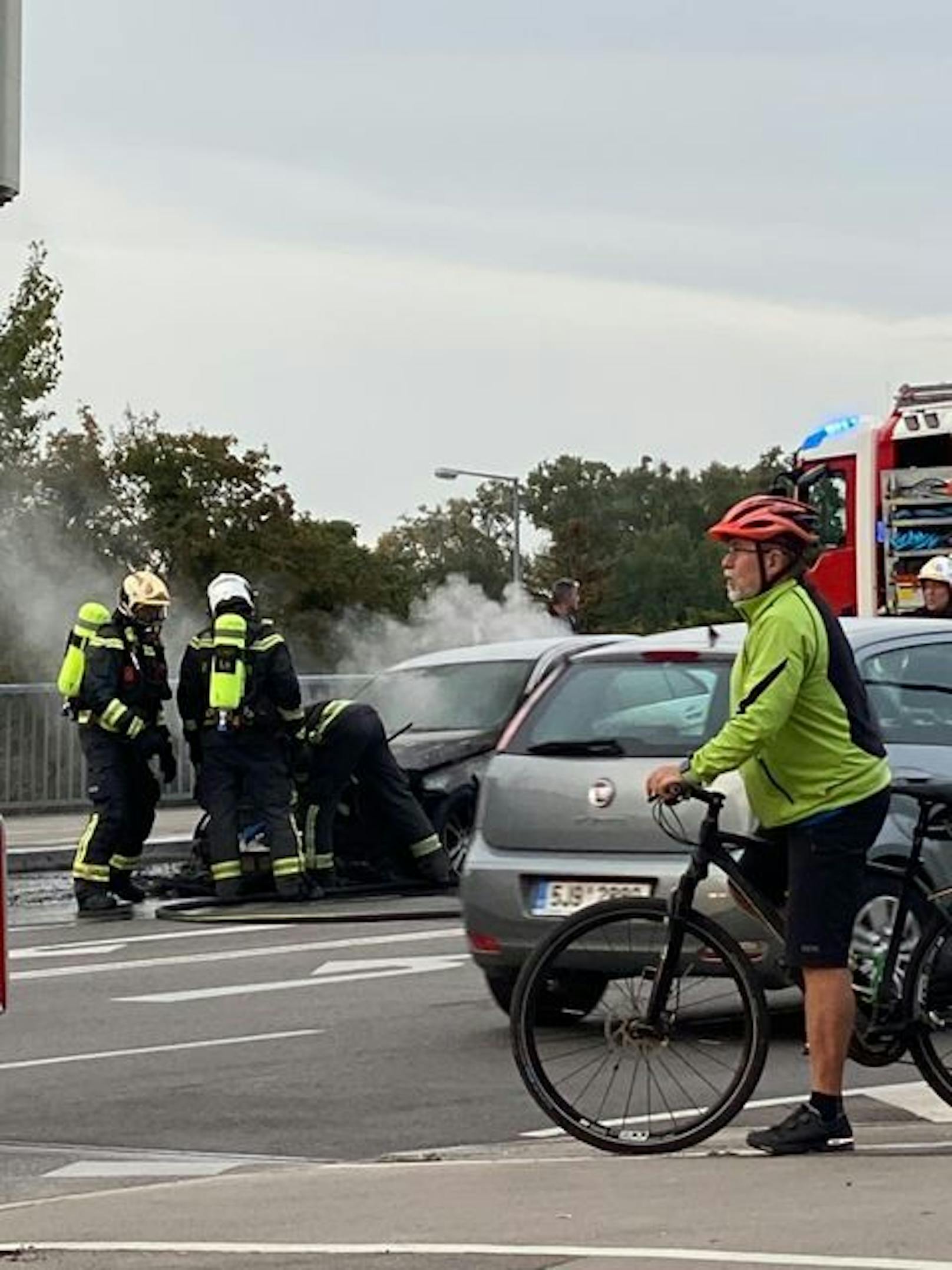 Mehrere Feuerwehrkräfte kämpften gegen das Feuer.