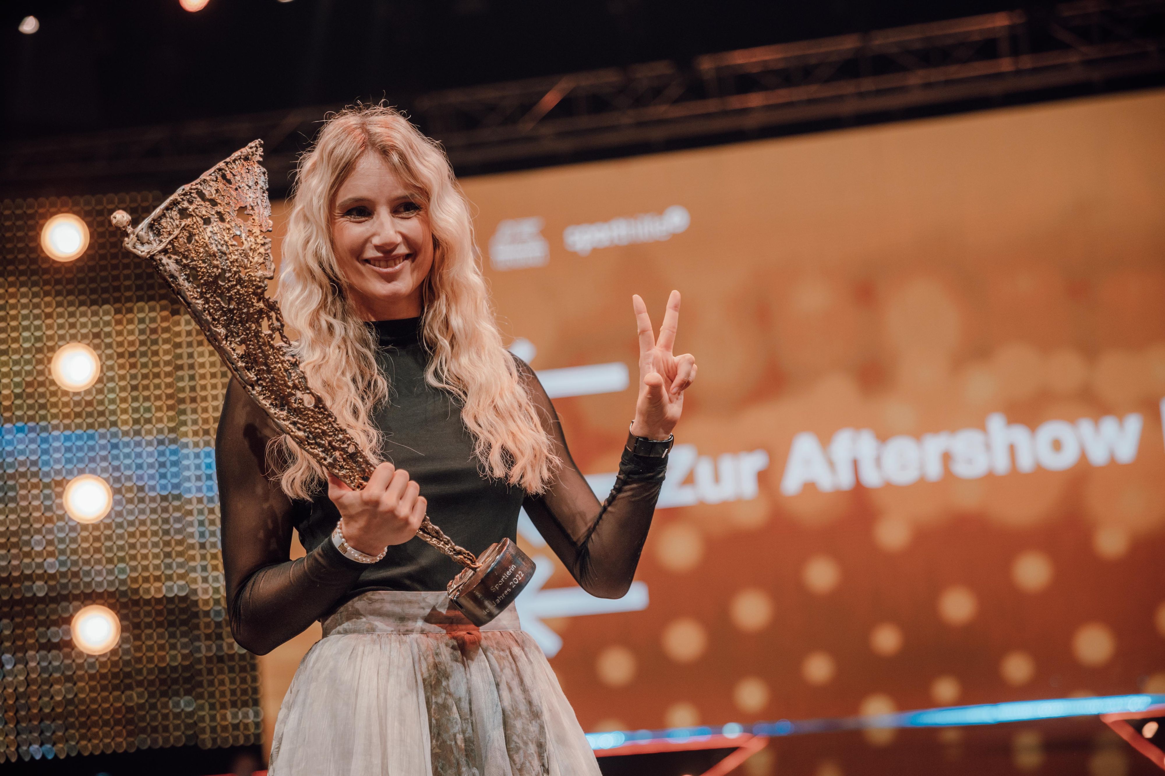 Anna Gasser freut sich über ihren dritten Niki-Award.