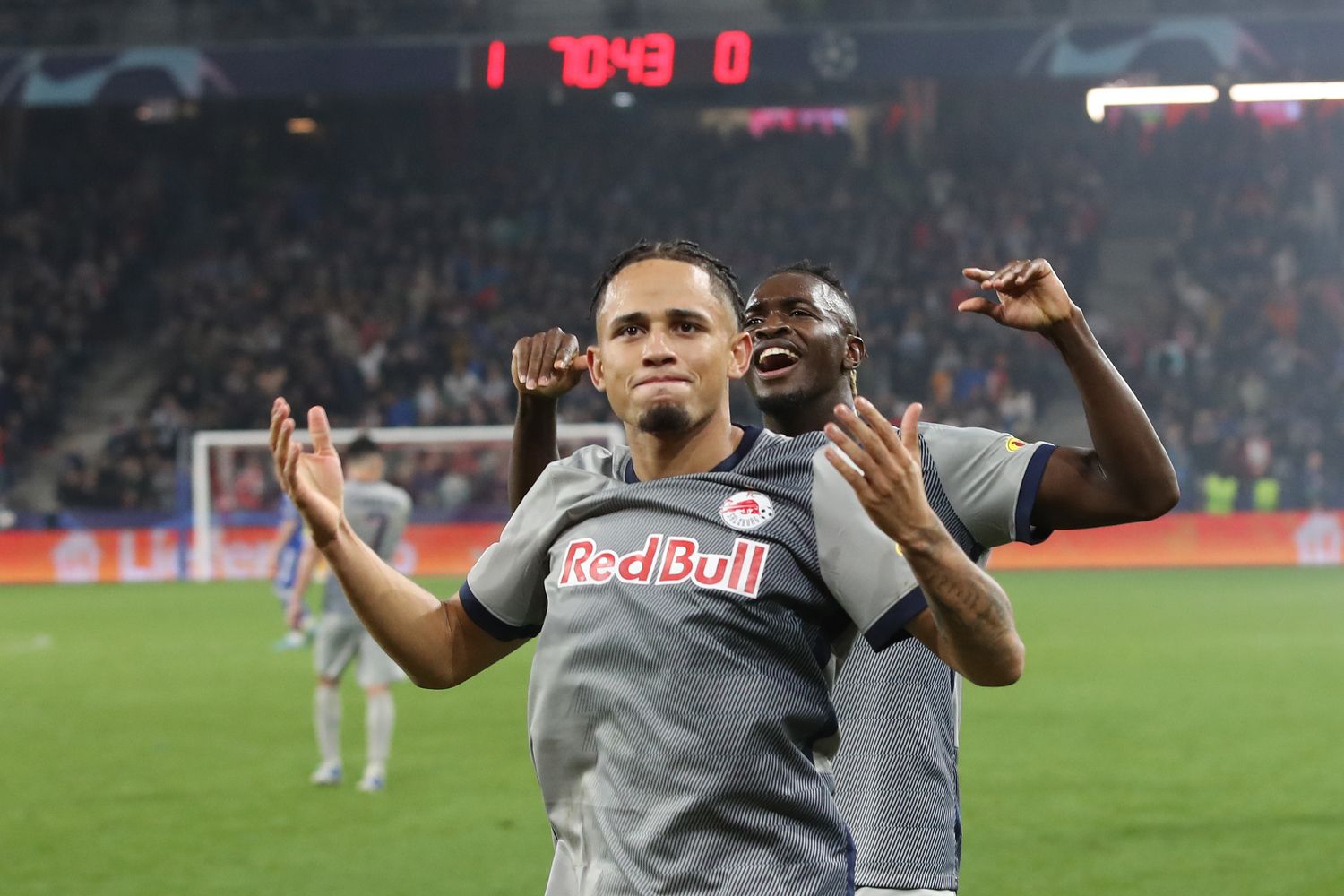 Noah Okafor bejubelt seinen Elfmeter-Treffer gegen Dinamo Zagreb. 