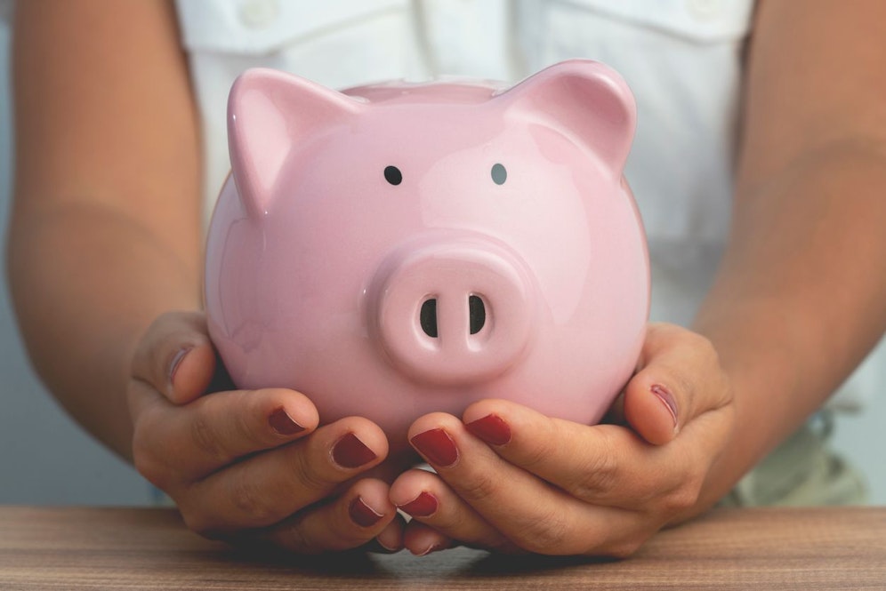 Dass Frauen ihr Geld viel lieber in Schuhe und Kleidung investieren ist mehr als nur ein Klischee. So sieht es jedenfalls bei den Schlussfolgerungen einer Umfrage der Onlinebank N26 aus.