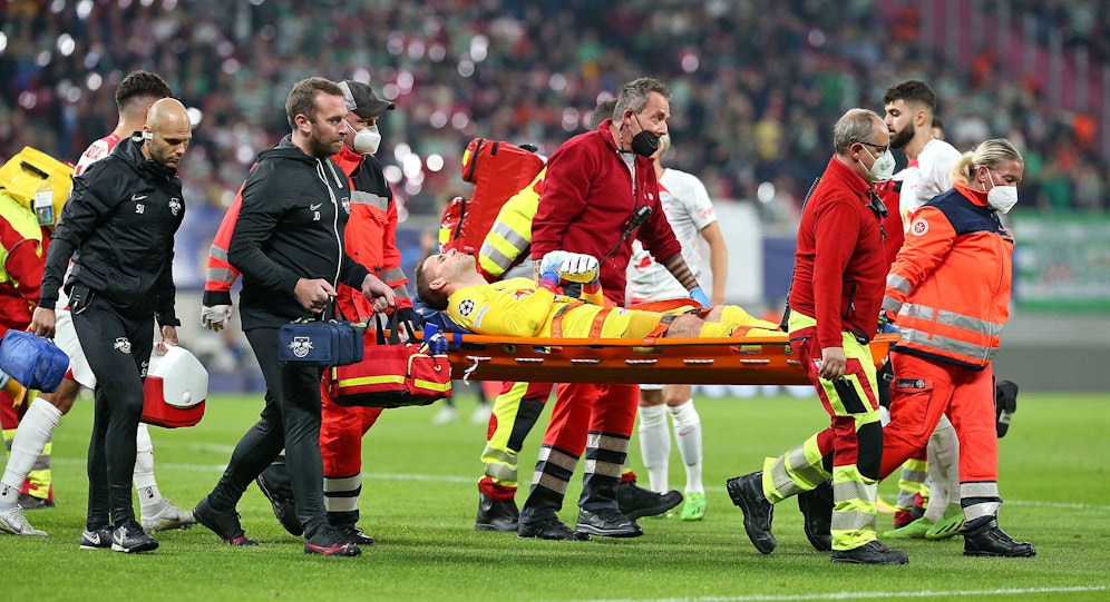 Leipzig-Keeper Peter Gulacsi musste vom Feld getragen werden. 