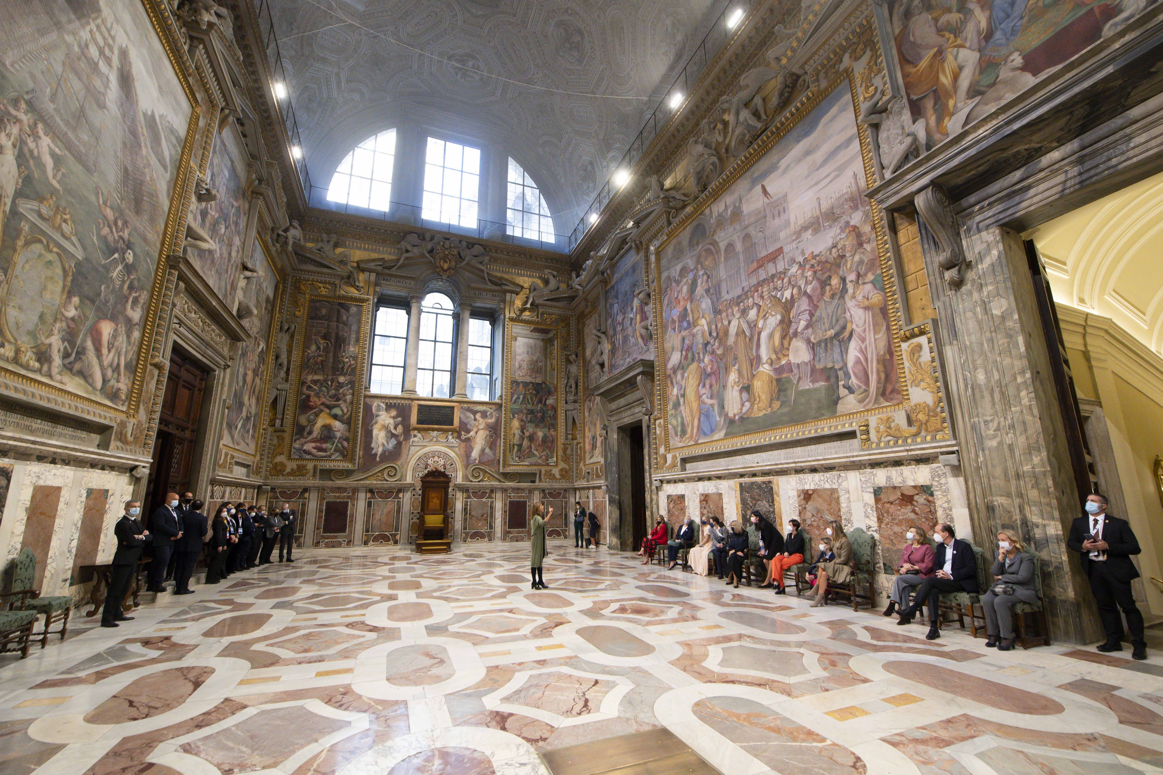 In den Vatikanischen Museen wurde am Mittwoch ein Mann festgenommen, nachdem er zwei antike Büsten zu Boden geworfen hatte.