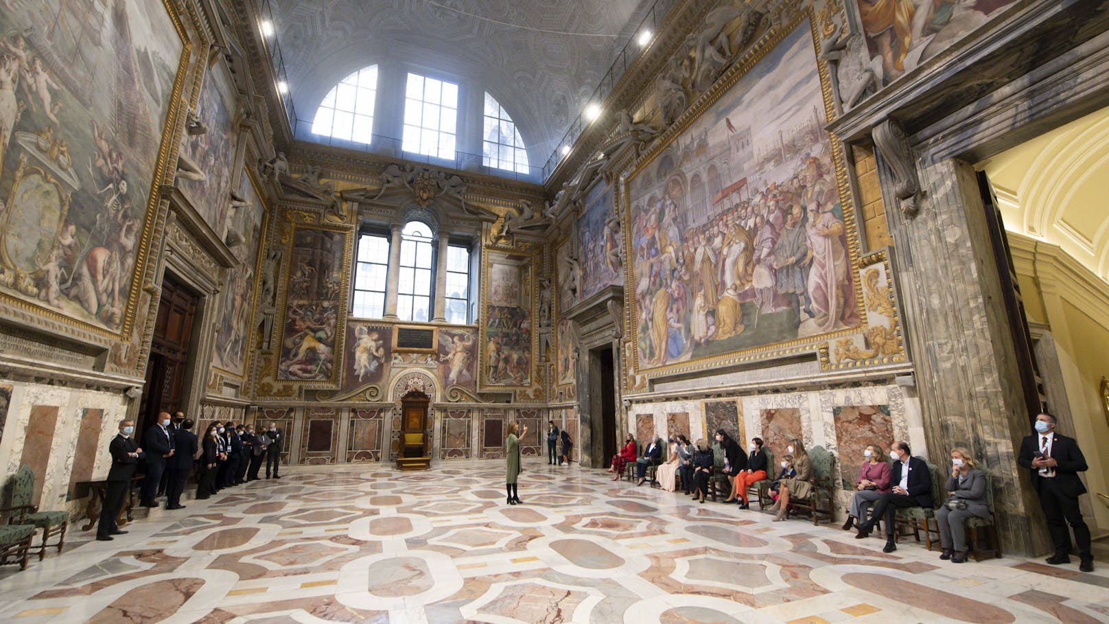 In den Vatikanischen Museen wurde am Mittwoch ein Mann festgenommen, nachdem er zwei antike Büsten zu Boden geworfen hatte.